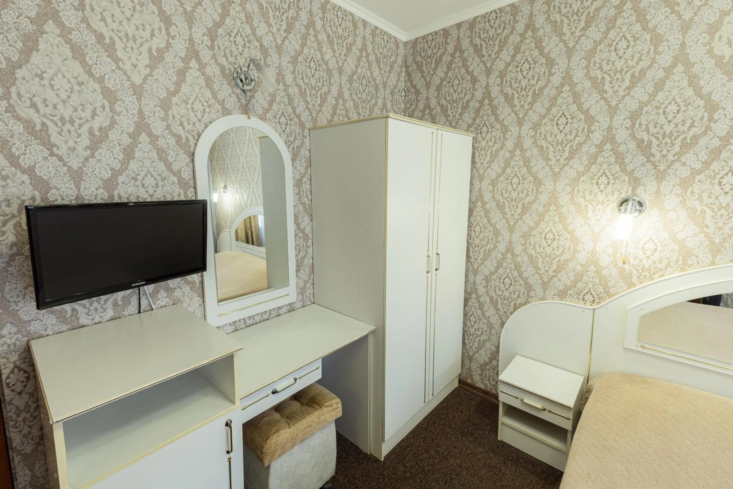 Bedroom, Bed in Hotel Mir