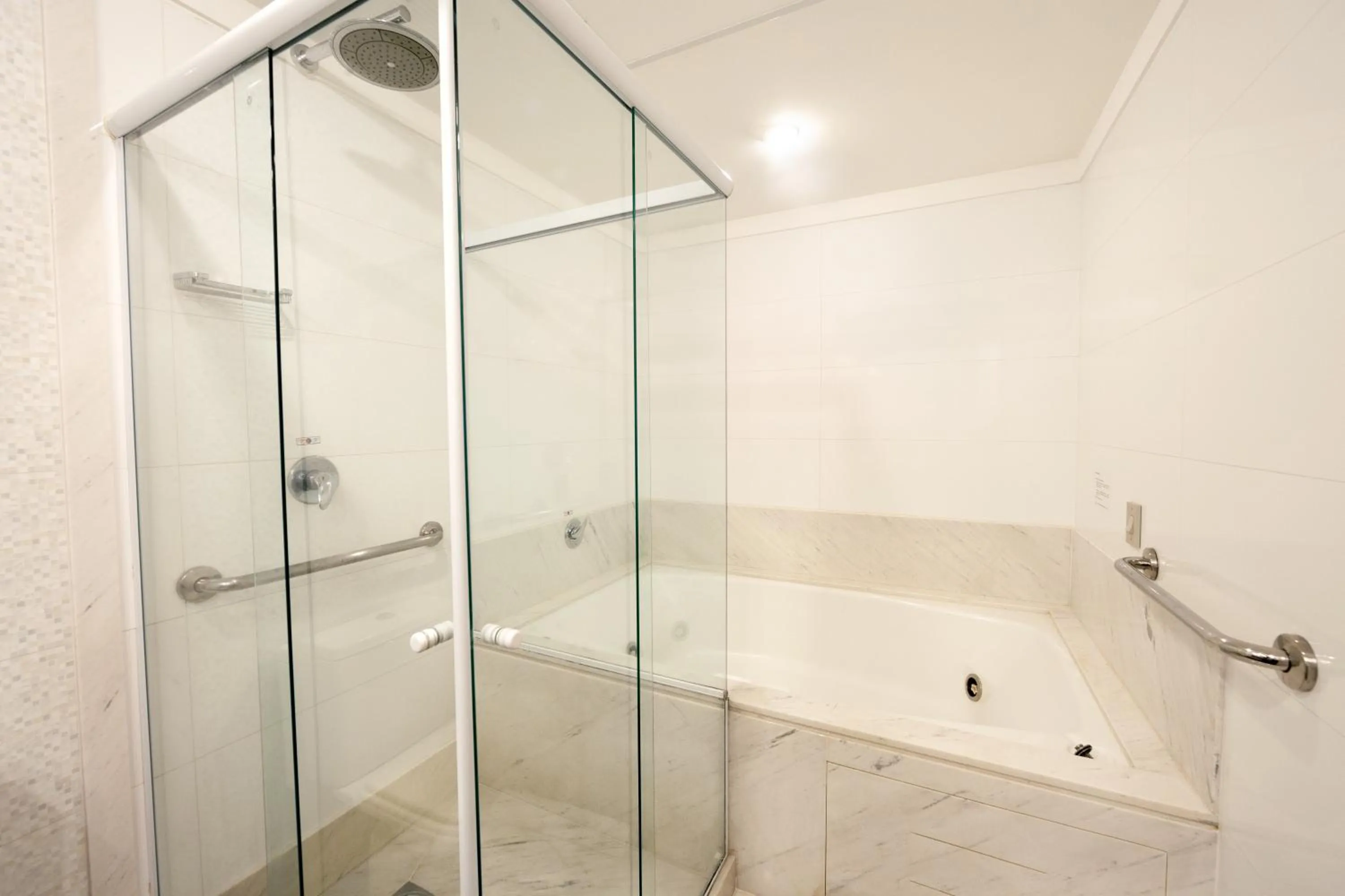 Shower in Quality Hotel Vitória