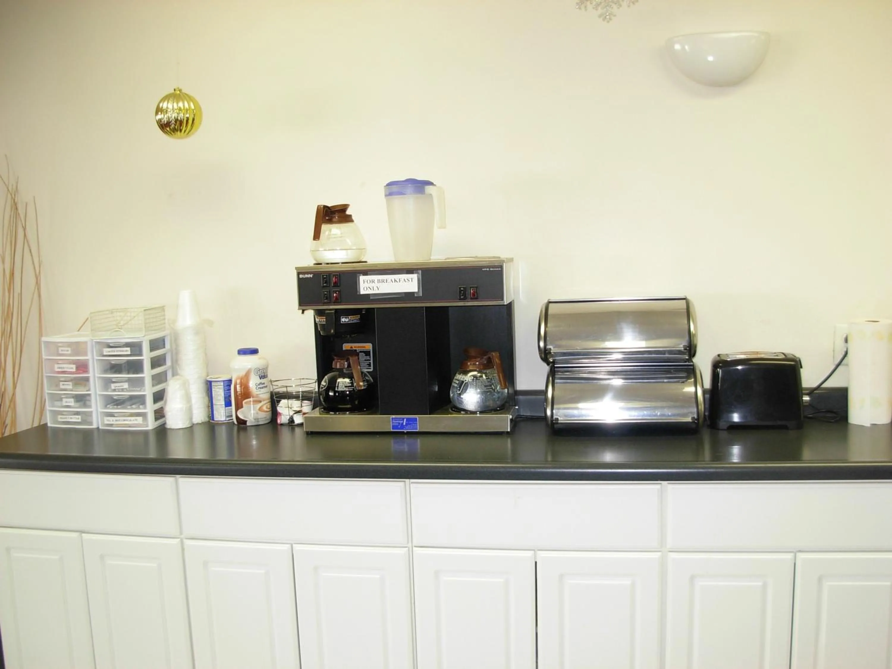 Kitchen/Kitchenette in Red Carpet Motel - Knoxville