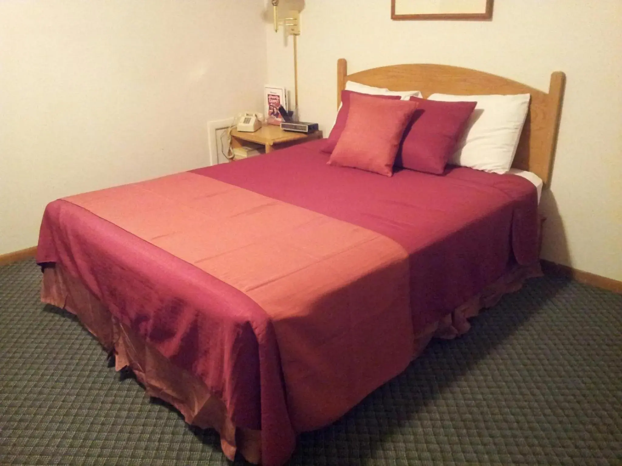 Bed in Red Carpet Motel - Knoxville