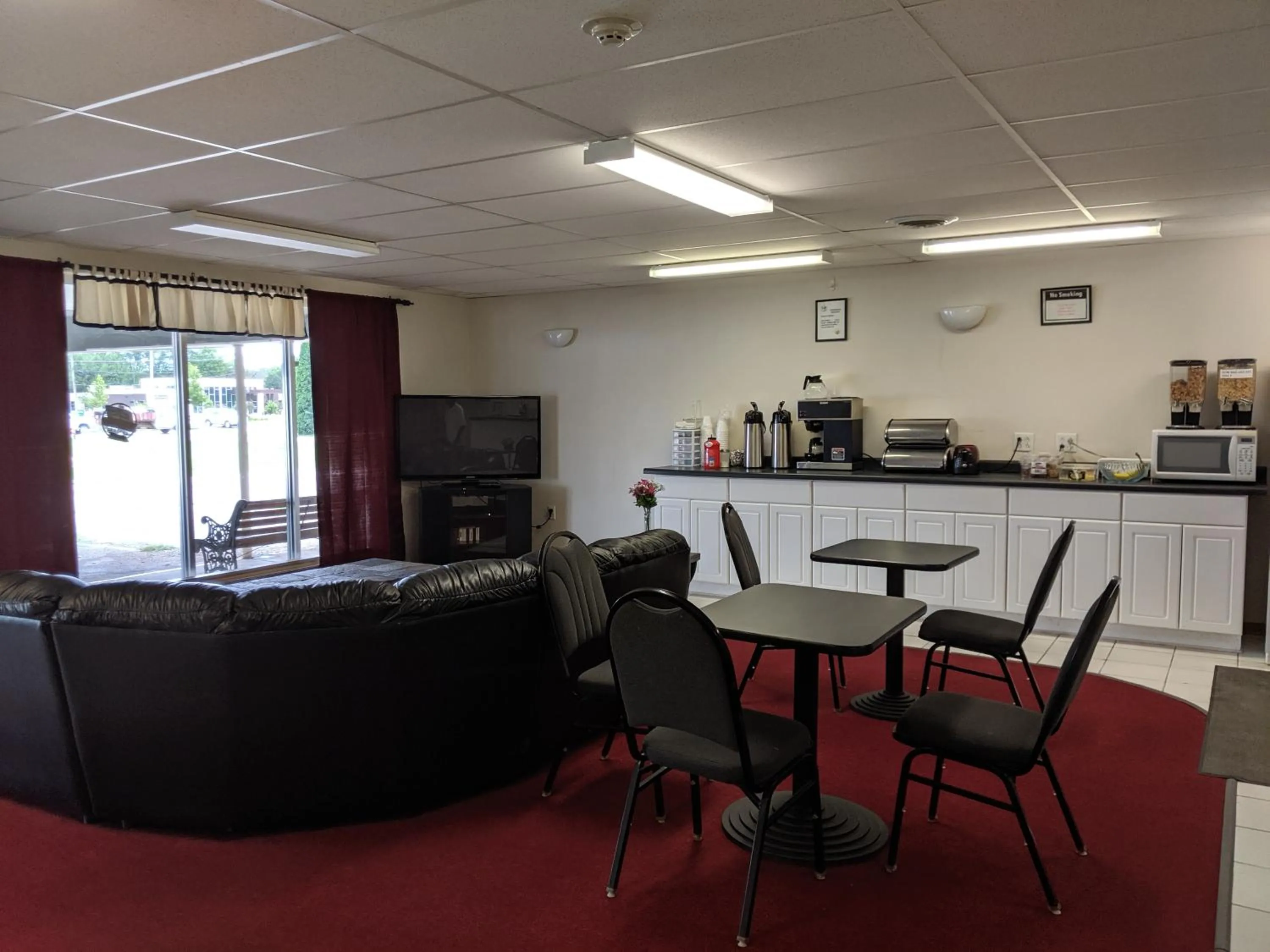 Communal lounge/ TV room in Red Carpet Motel - Knoxville