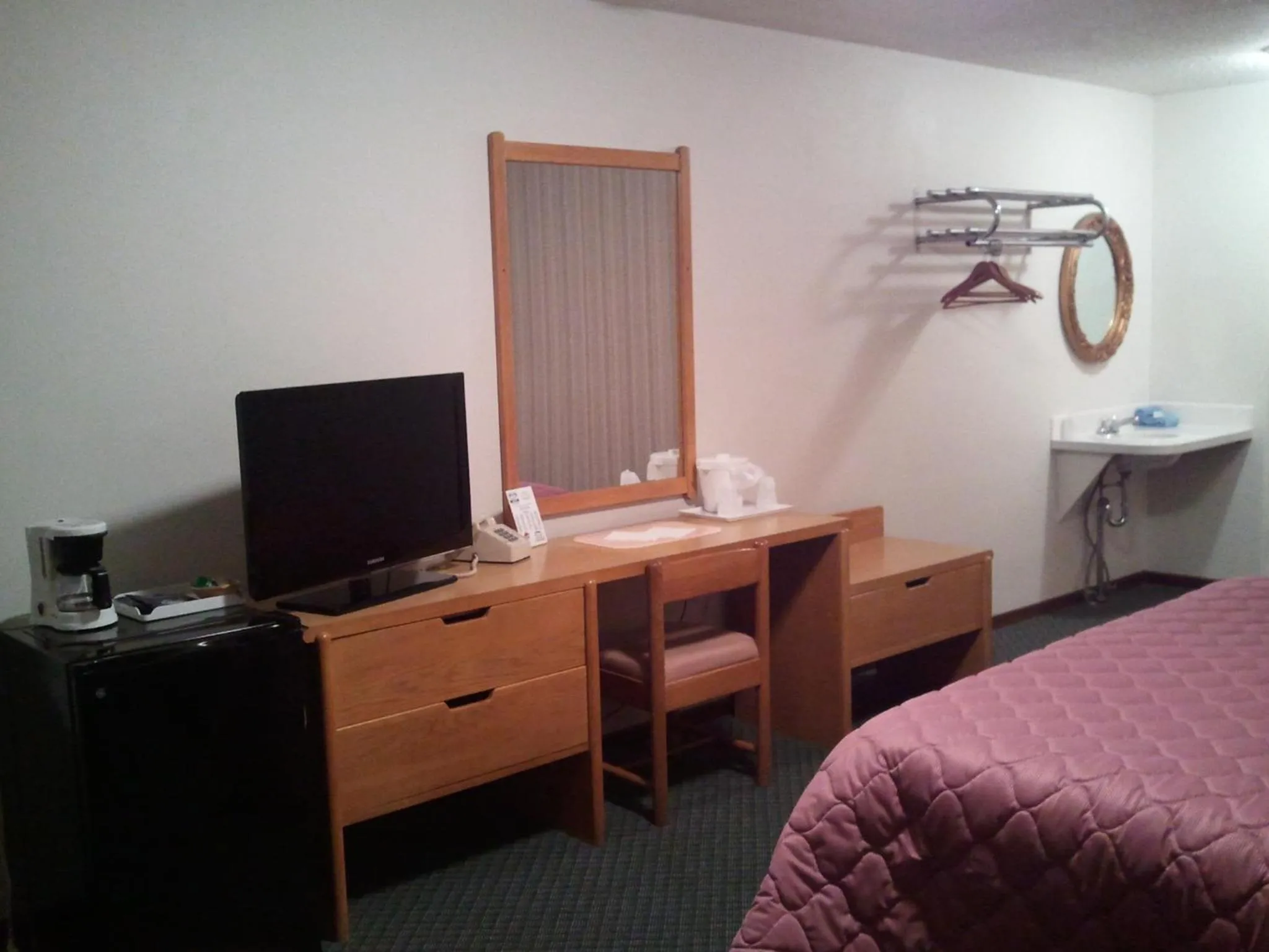 TV/Entertainment Center in Red Carpet Motel - Knoxville