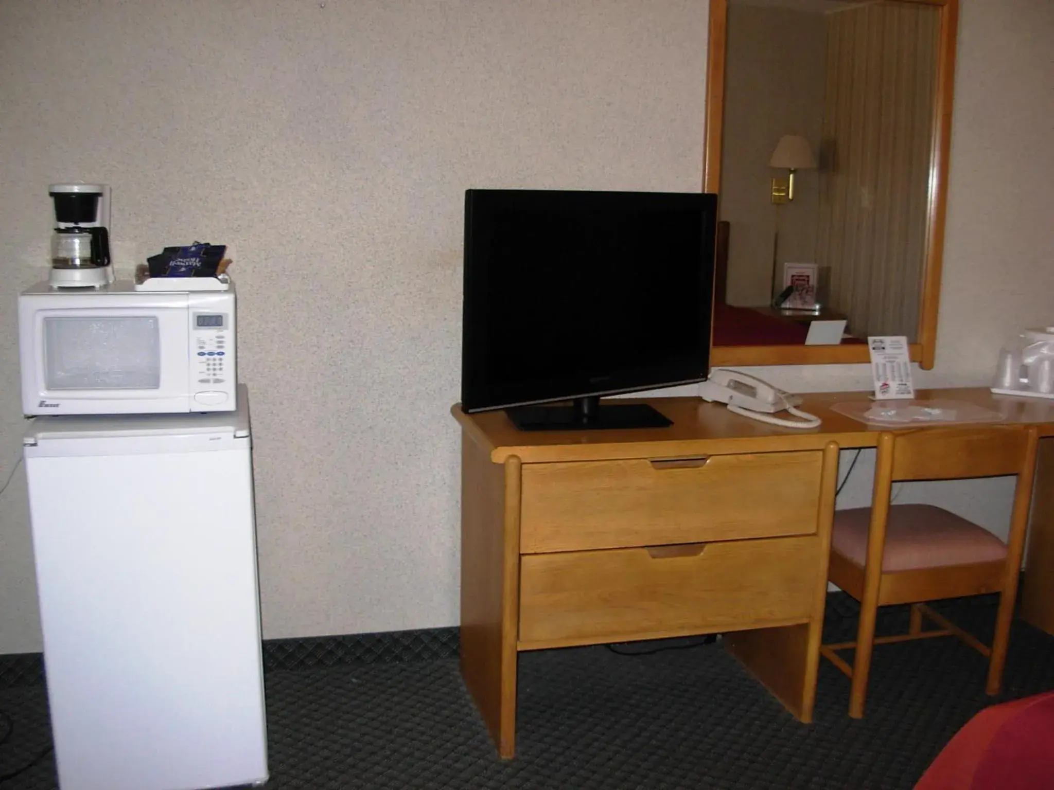 TV/Entertainment Center in Red Carpet Motel - Knoxville