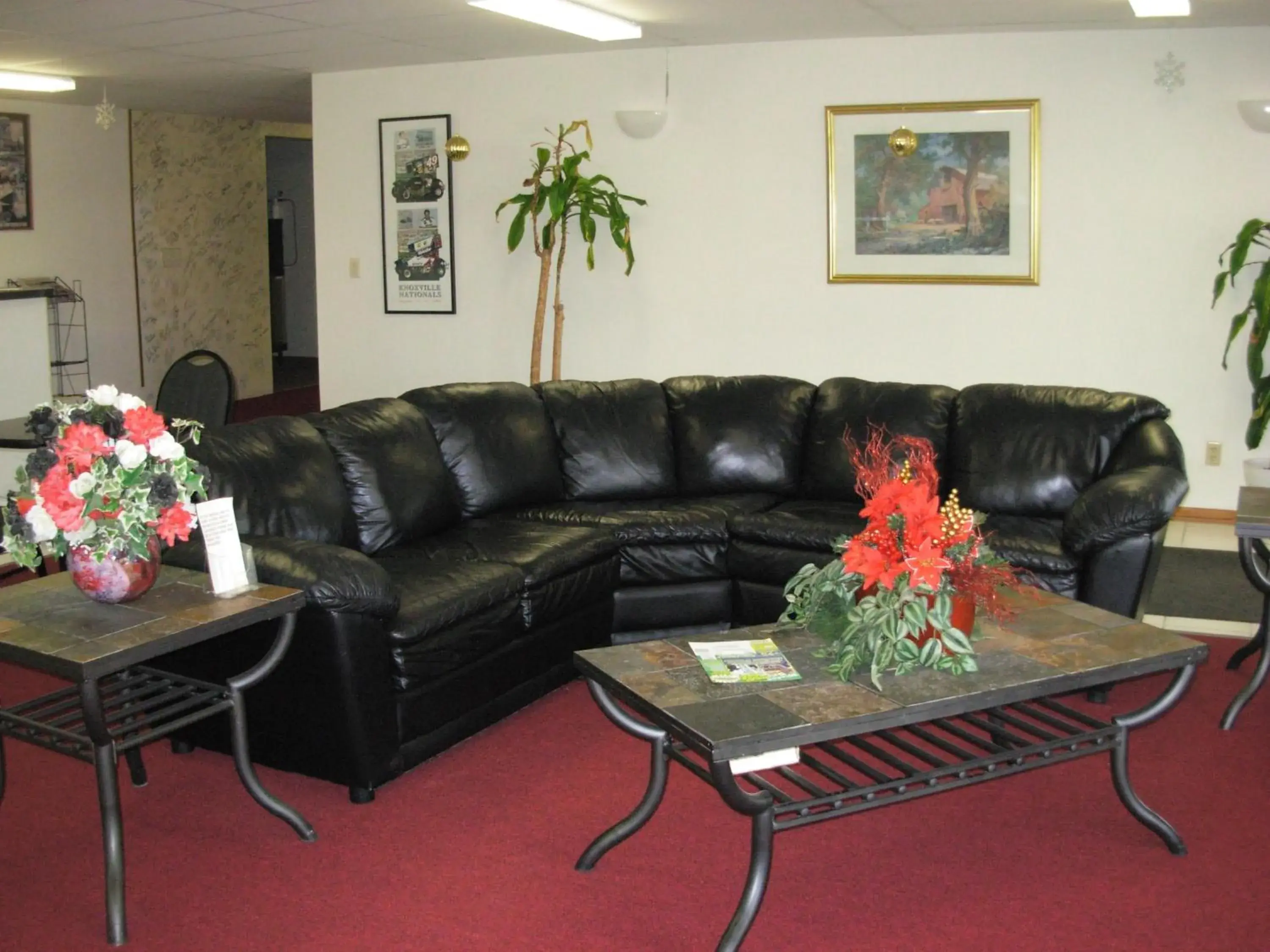 Seating Area in Red Carpet Motel - Knoxville