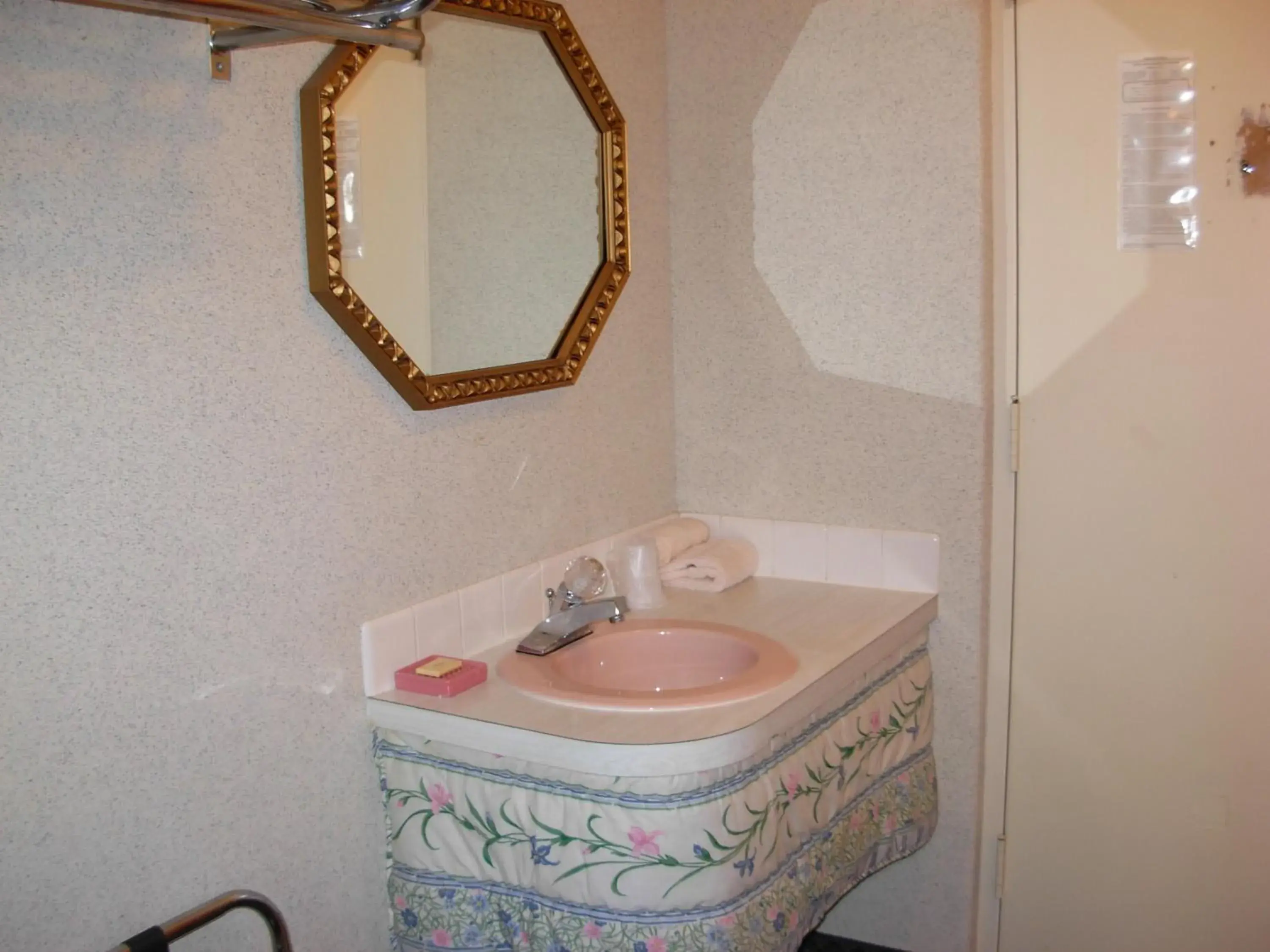Bathroom in Red Carpet Motel - Knoxville