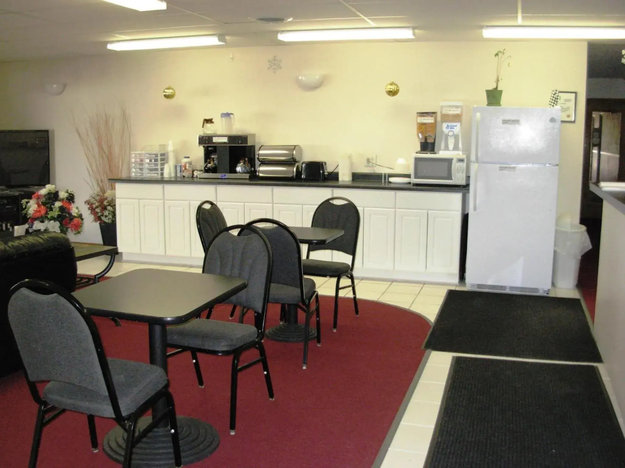 Restaurant/Places to Eat in Red Carpet Motel - Knoxville
