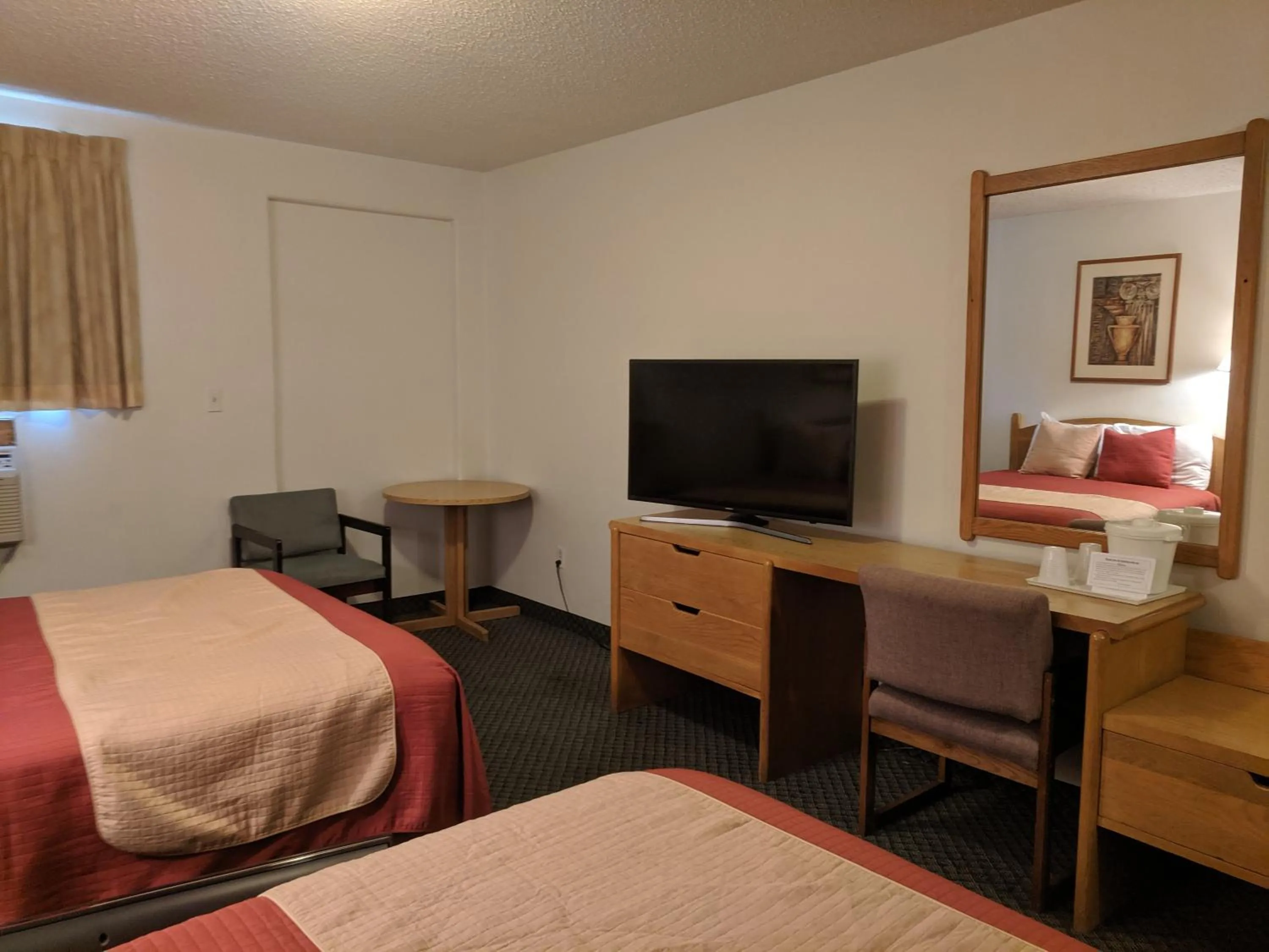 TV/Entertainment Center in Red Carpet Motel - Knoxville