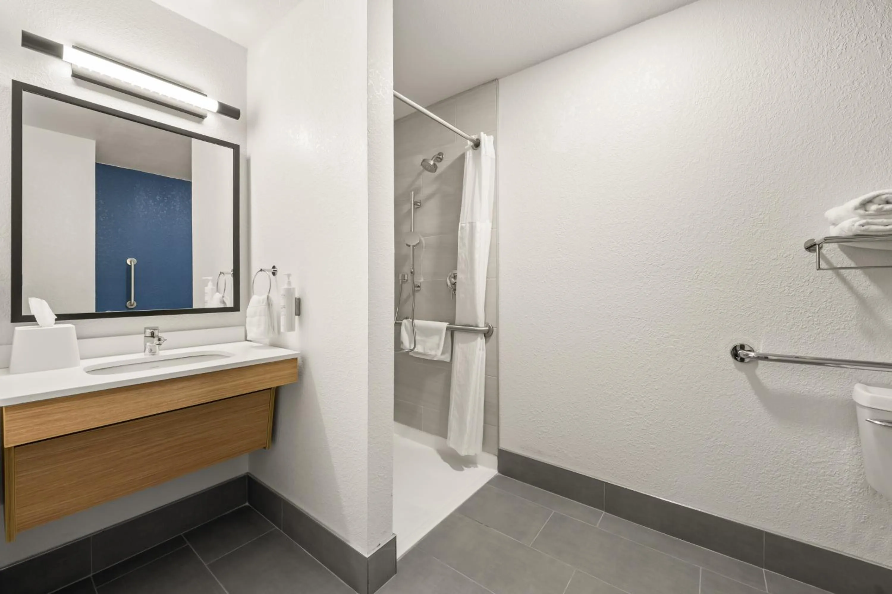 Shower in Spark By Hilton Eden Prairie