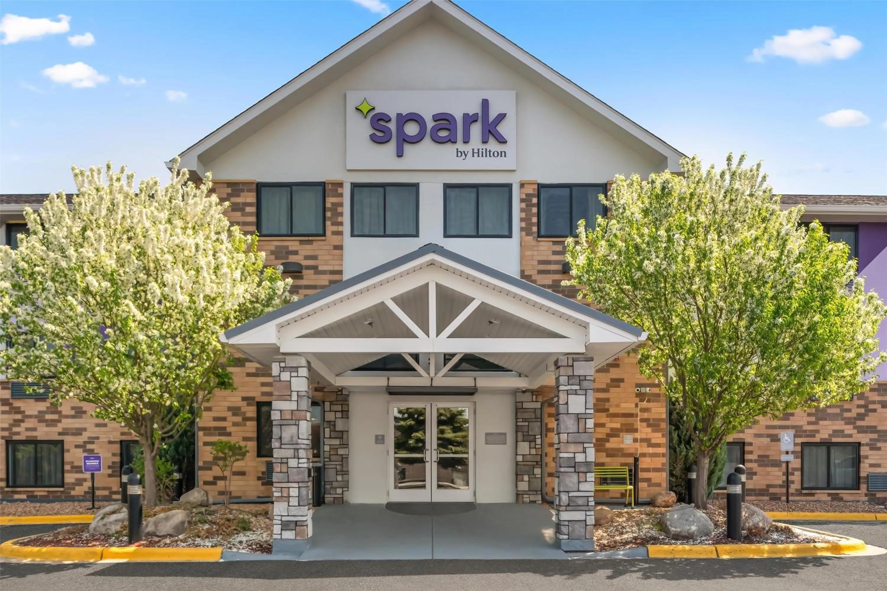 Property building in Spark By Hilton Eden Prairie