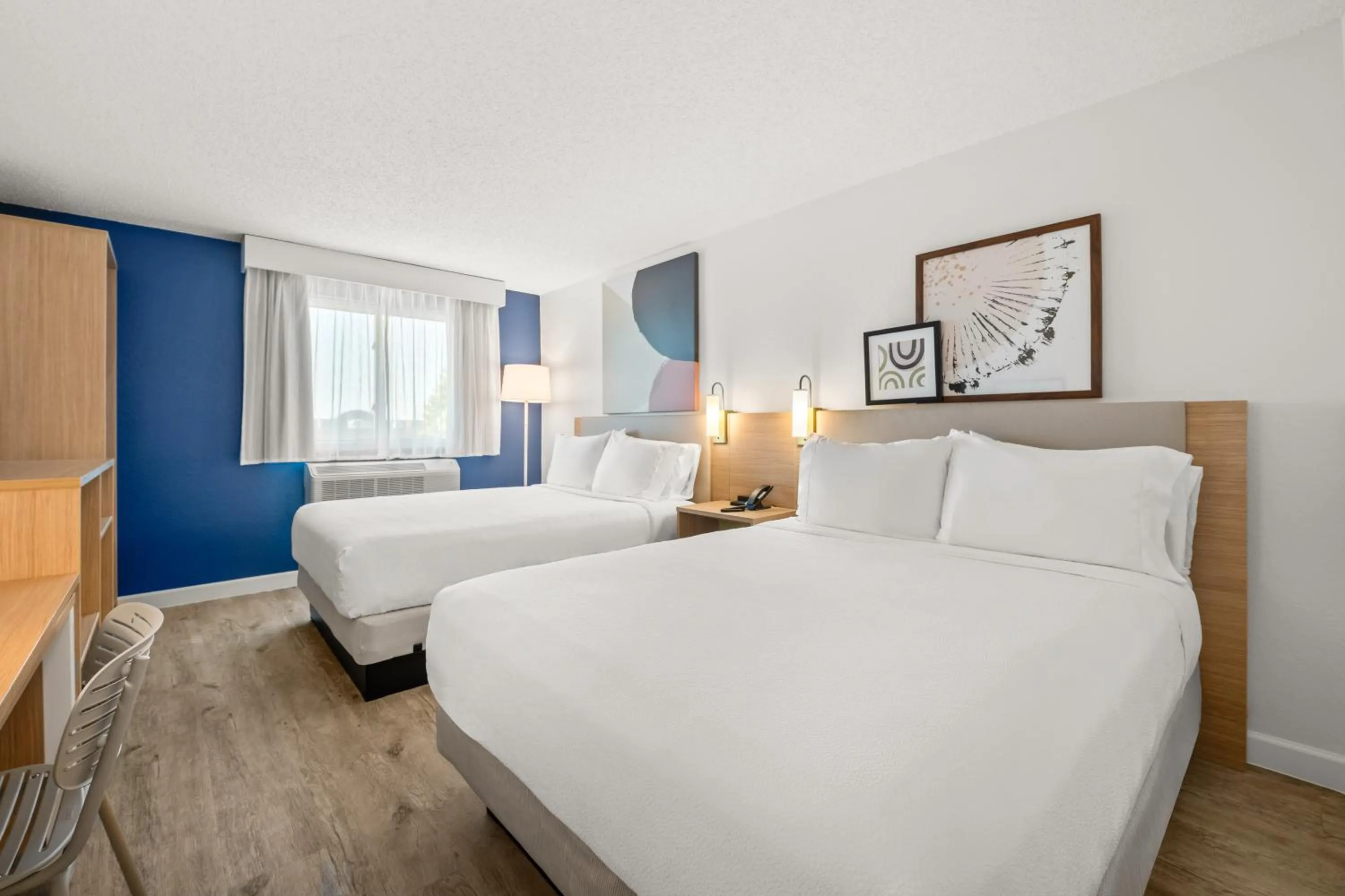 Bedroom, Bed in Spark By Hilton Eden Prairie