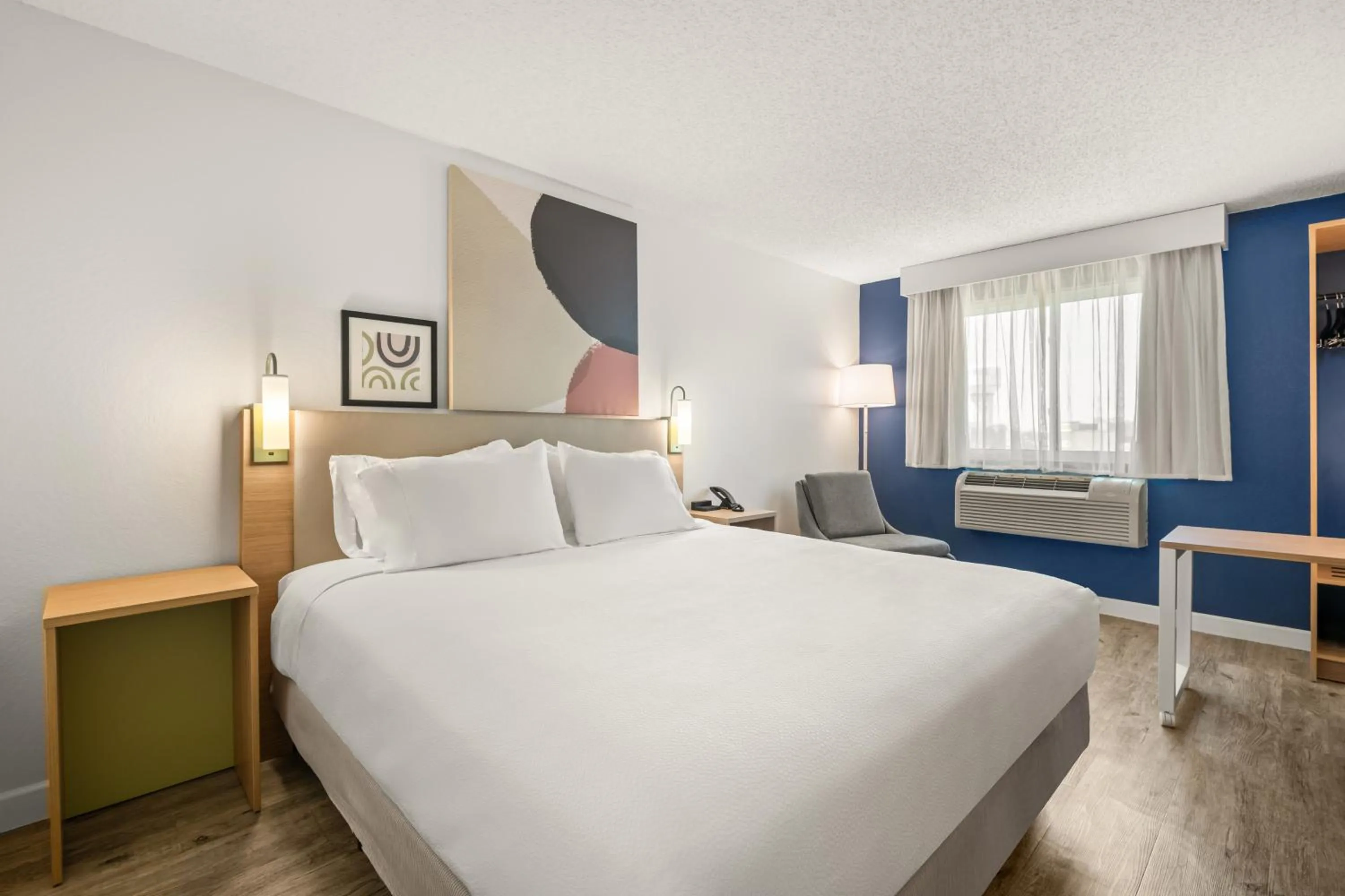 Bedroom, Bed in Spark By Hilton Eden Prairie