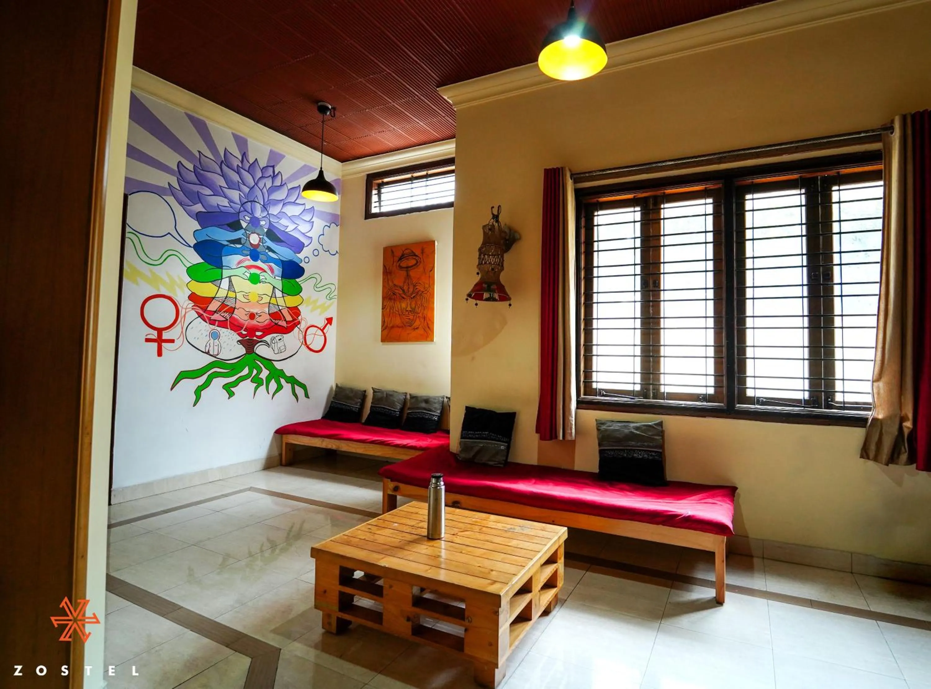 Communal lounge/ TV room in Zostel Mysore