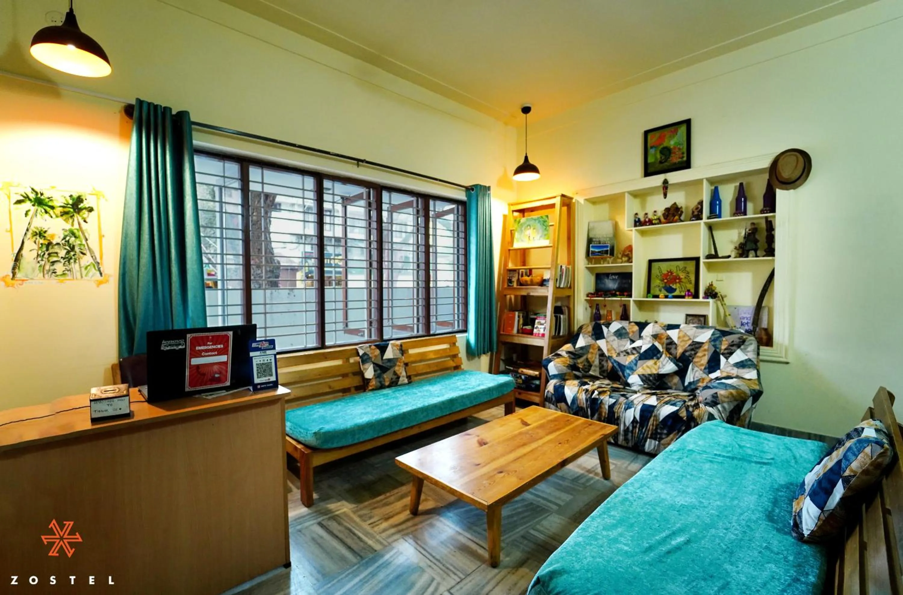 Communal lounge/ TV room in Zostel Mysore