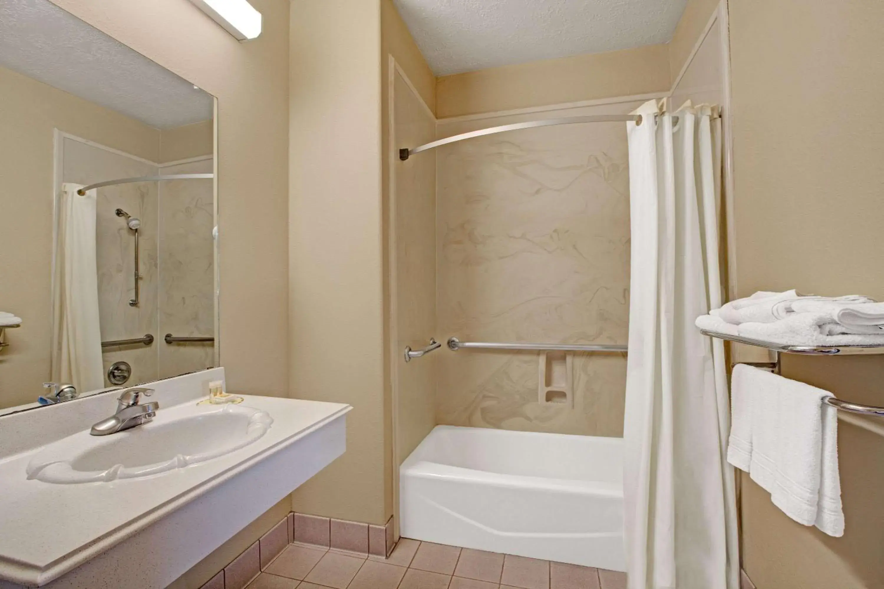 2 Queen Beds, Mobility Accessible Room, Bathtub w/ Grab Bars, Smoking in Days Inn & Suites by Wyndham Houston North - Spring 2 Queen Beds, Mobility Accessible Room, Bathtub w/ Grab Bars, Smoking in Days Inn & Suites by Wyndham Houston North - Spring