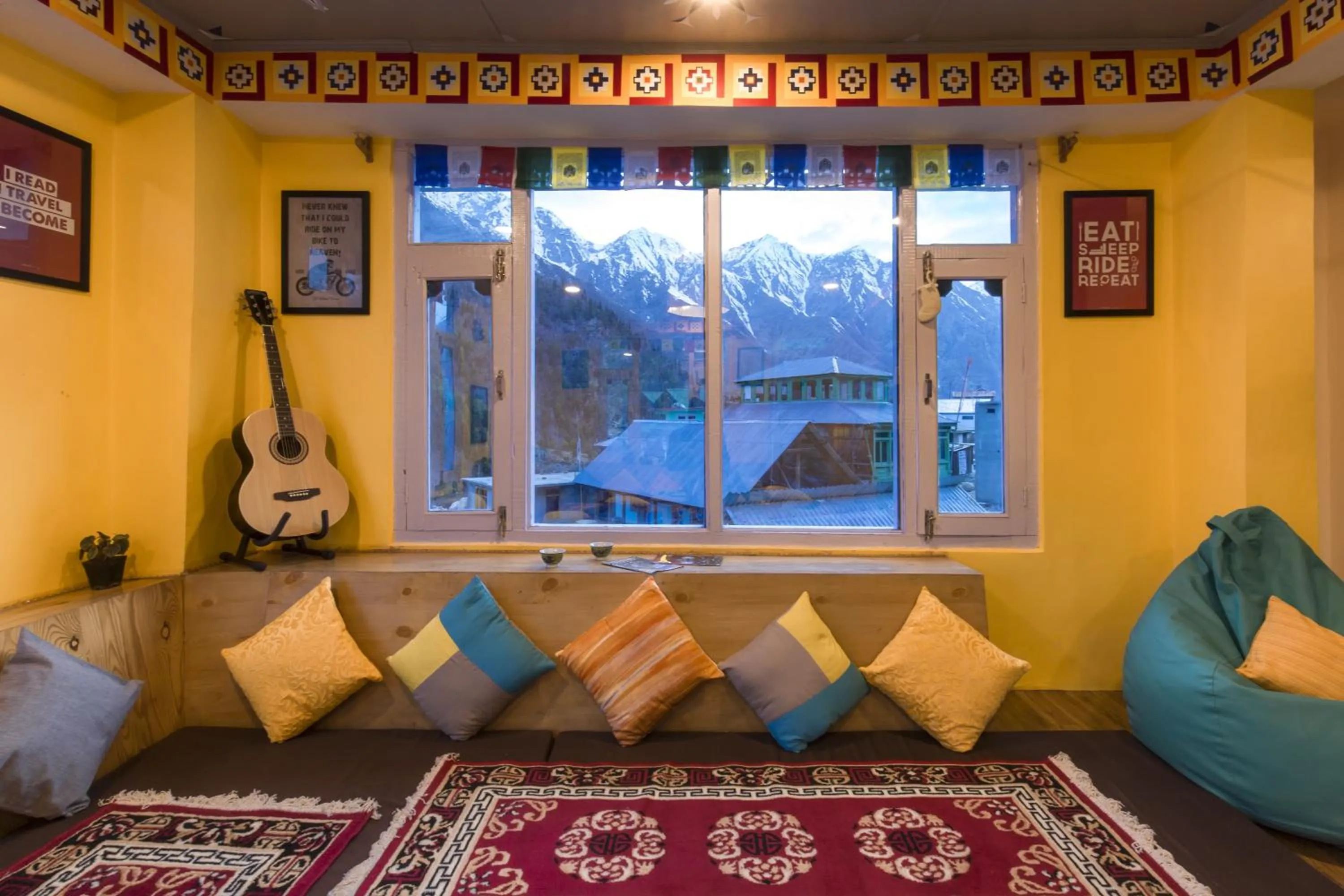 Communal lounge/ TV room in Zostel Chitkul