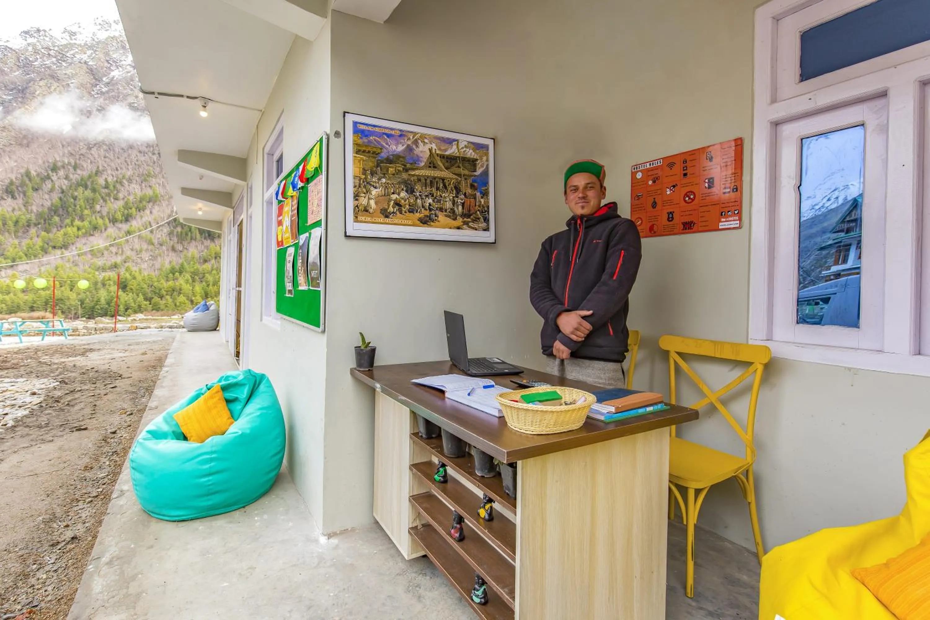 Lobby or reception in Zostel Chitkul