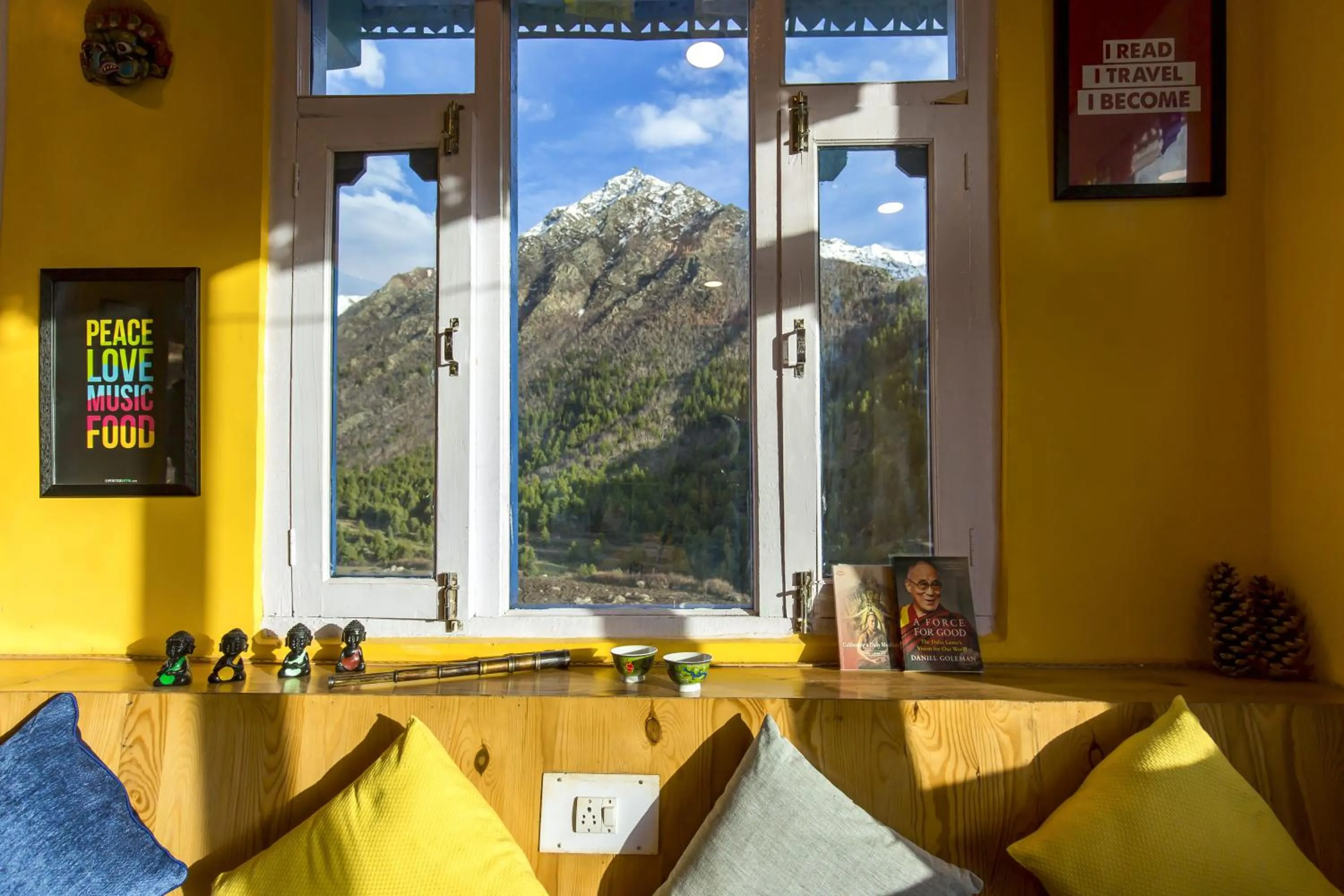 Communal lounge/ TV room in Zostel Chitkul