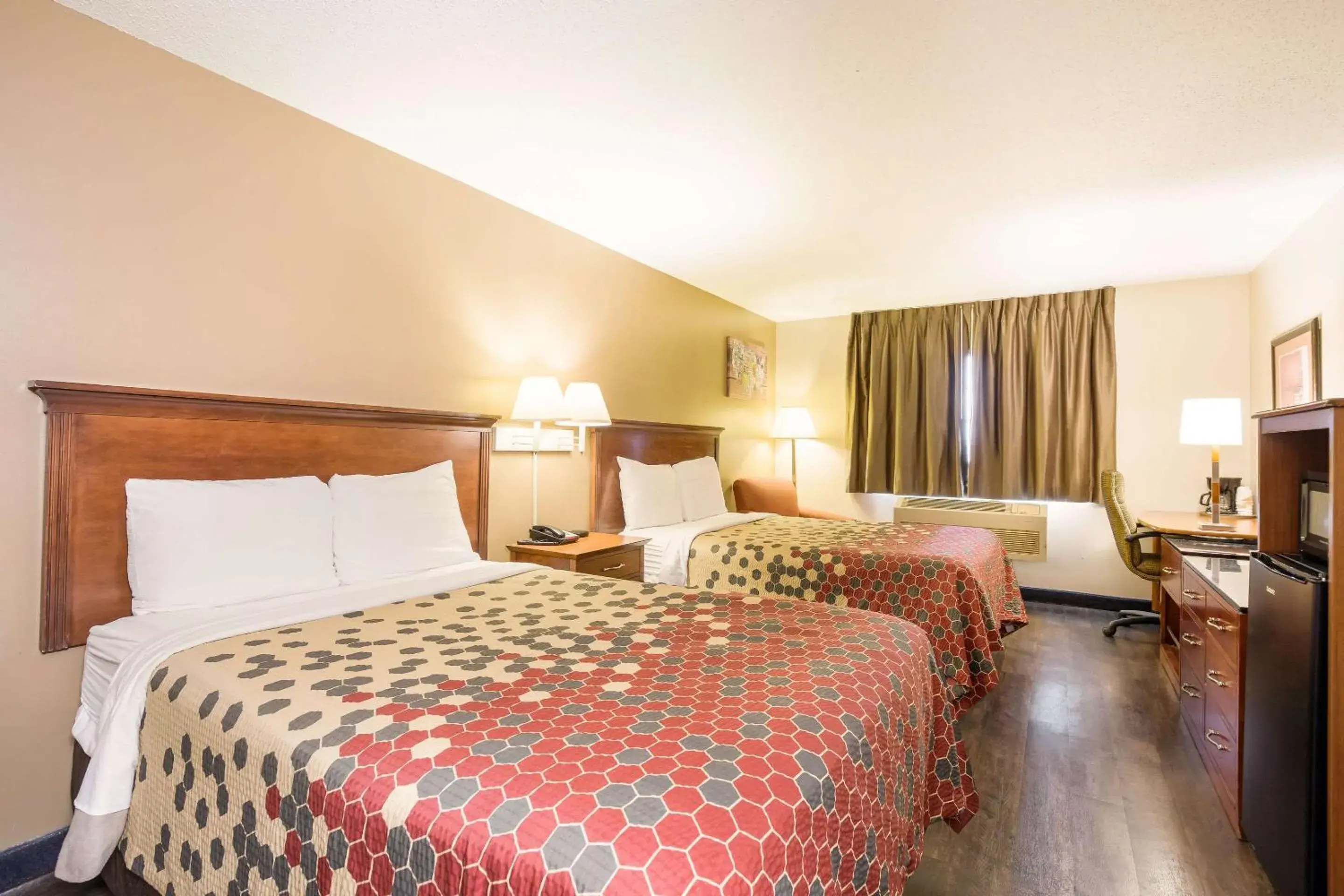 Photo of the whole room, Bed in Econo Lodge Lake Mills Photo of the whole room, Bed in Econo Lodge Lake Mills