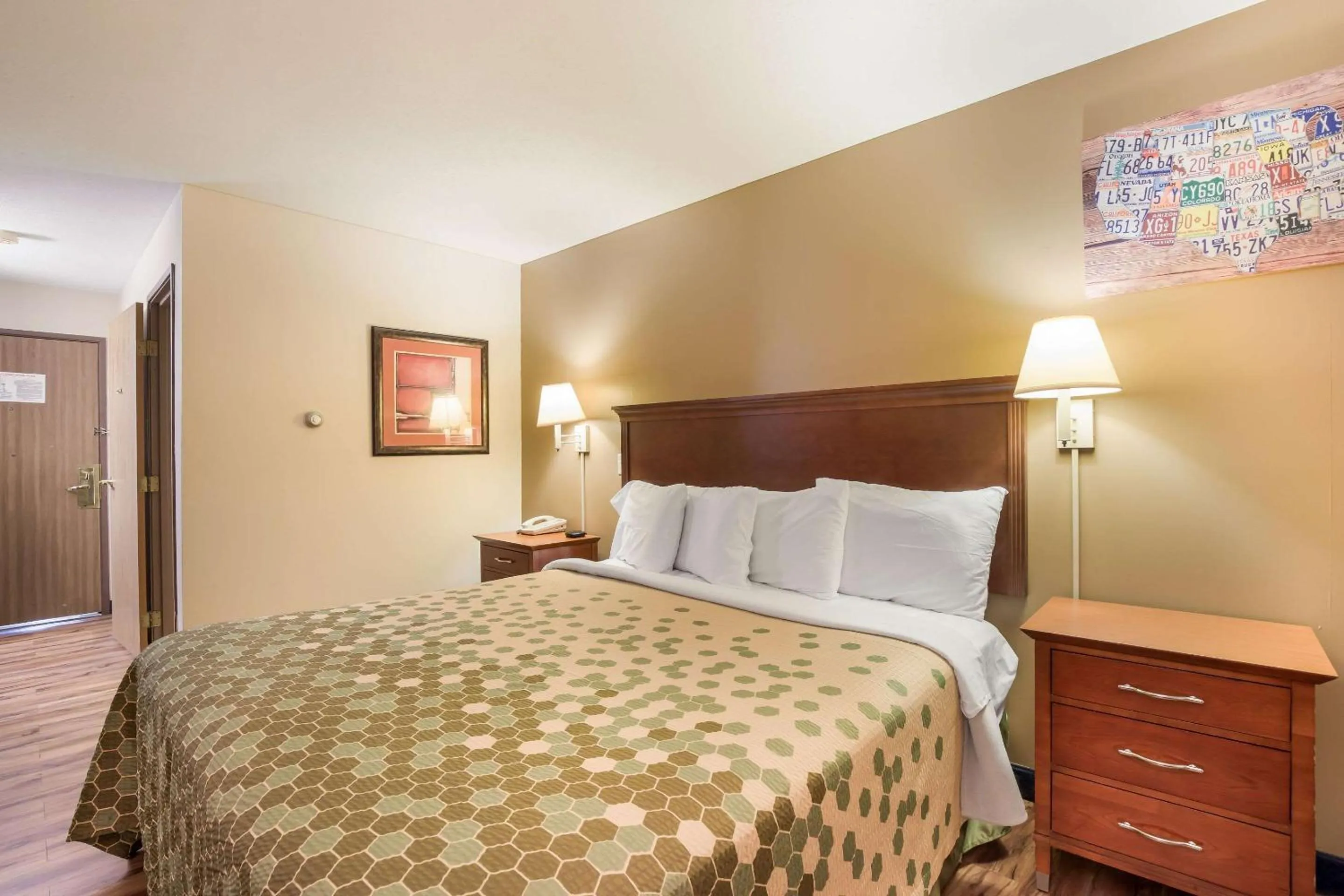 Photo of the whole room, Bed in Econo Lodge Lake Mills