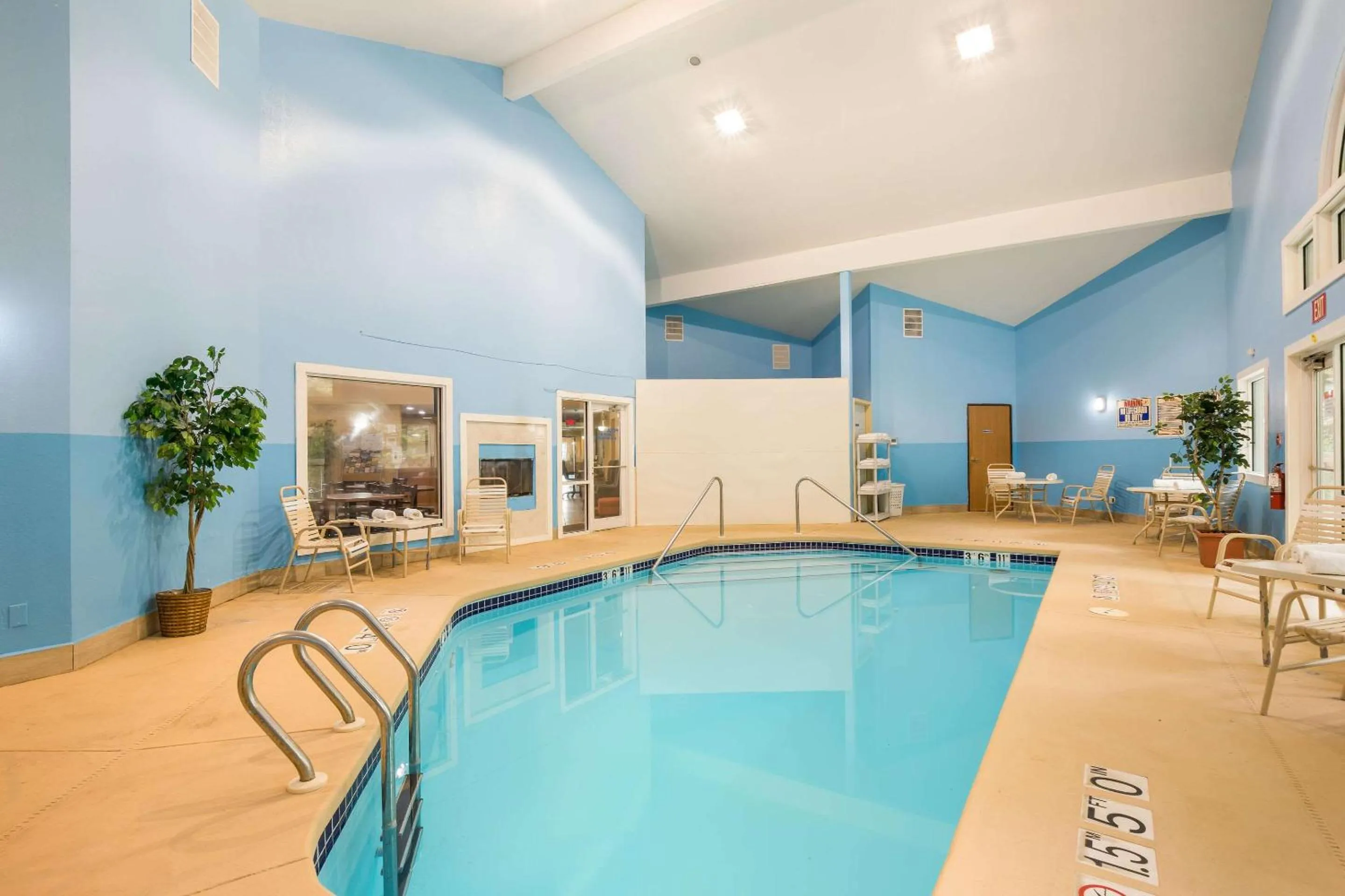 Swimming pool in Econo Lodge Lake Mills