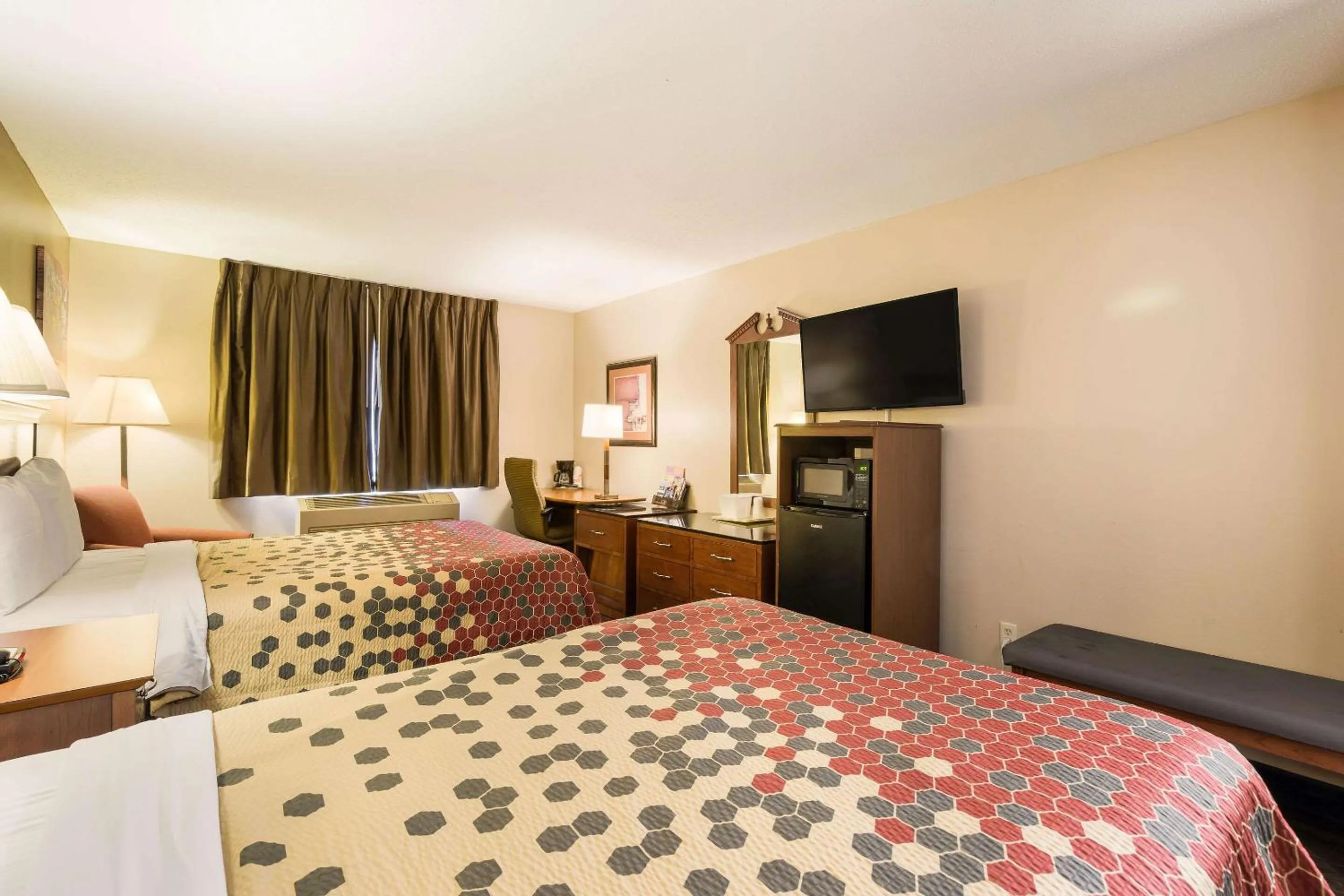 Photo of the whole room, Bed in Econo Lodge Lake Mills