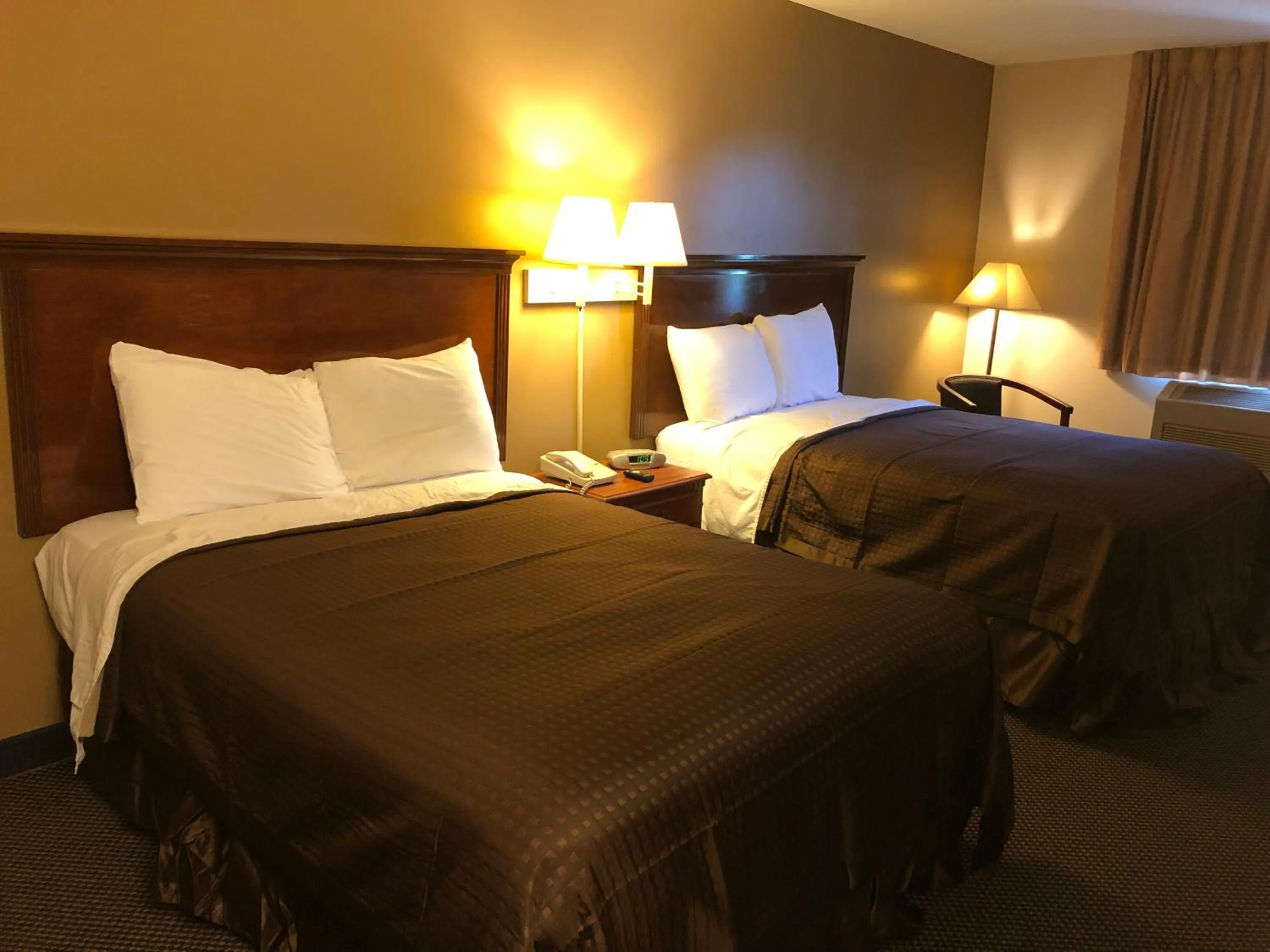 Bed in Econo Lodge Lake Mills