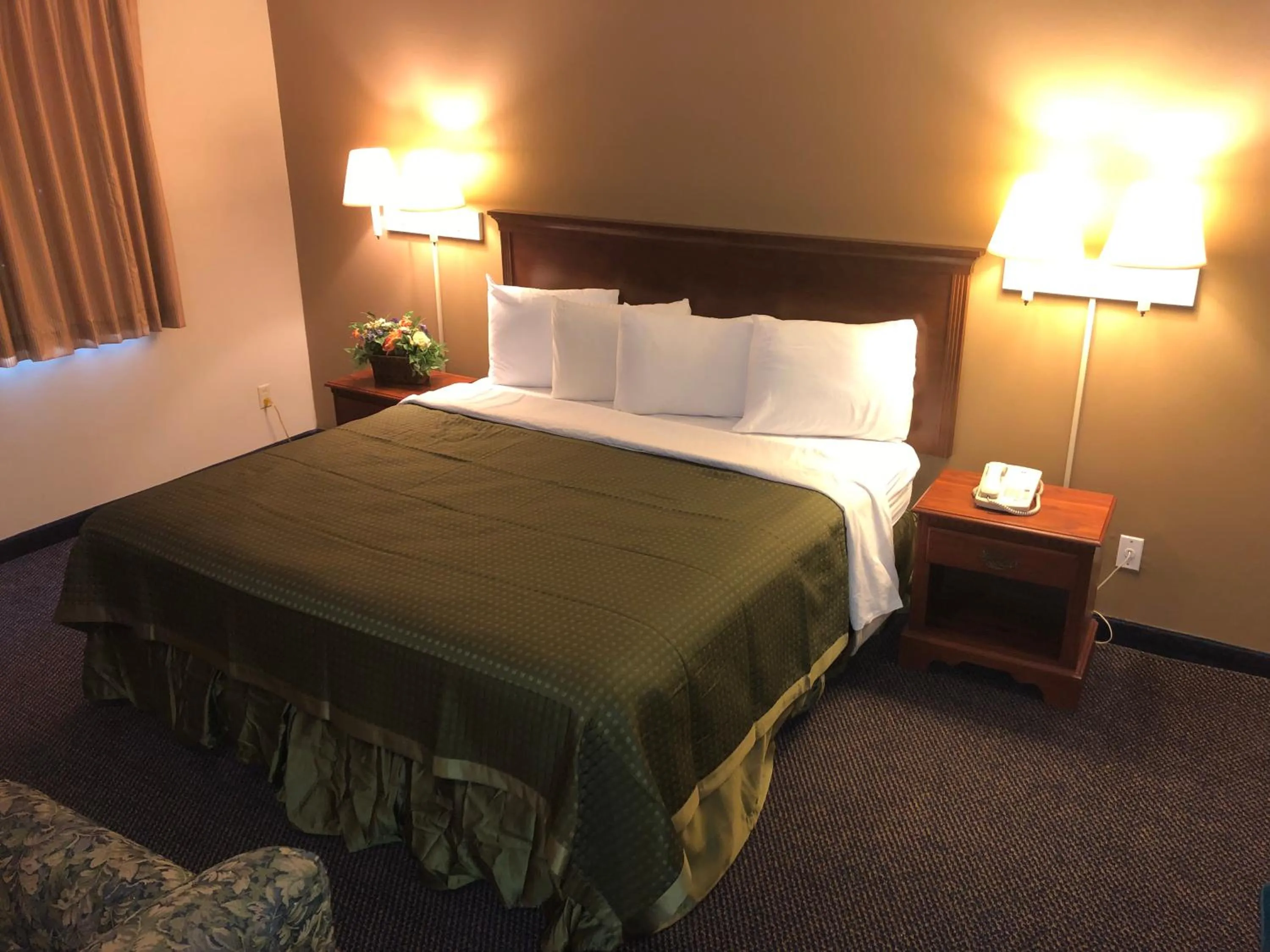 Bed in Econo Lodge Lake Mills