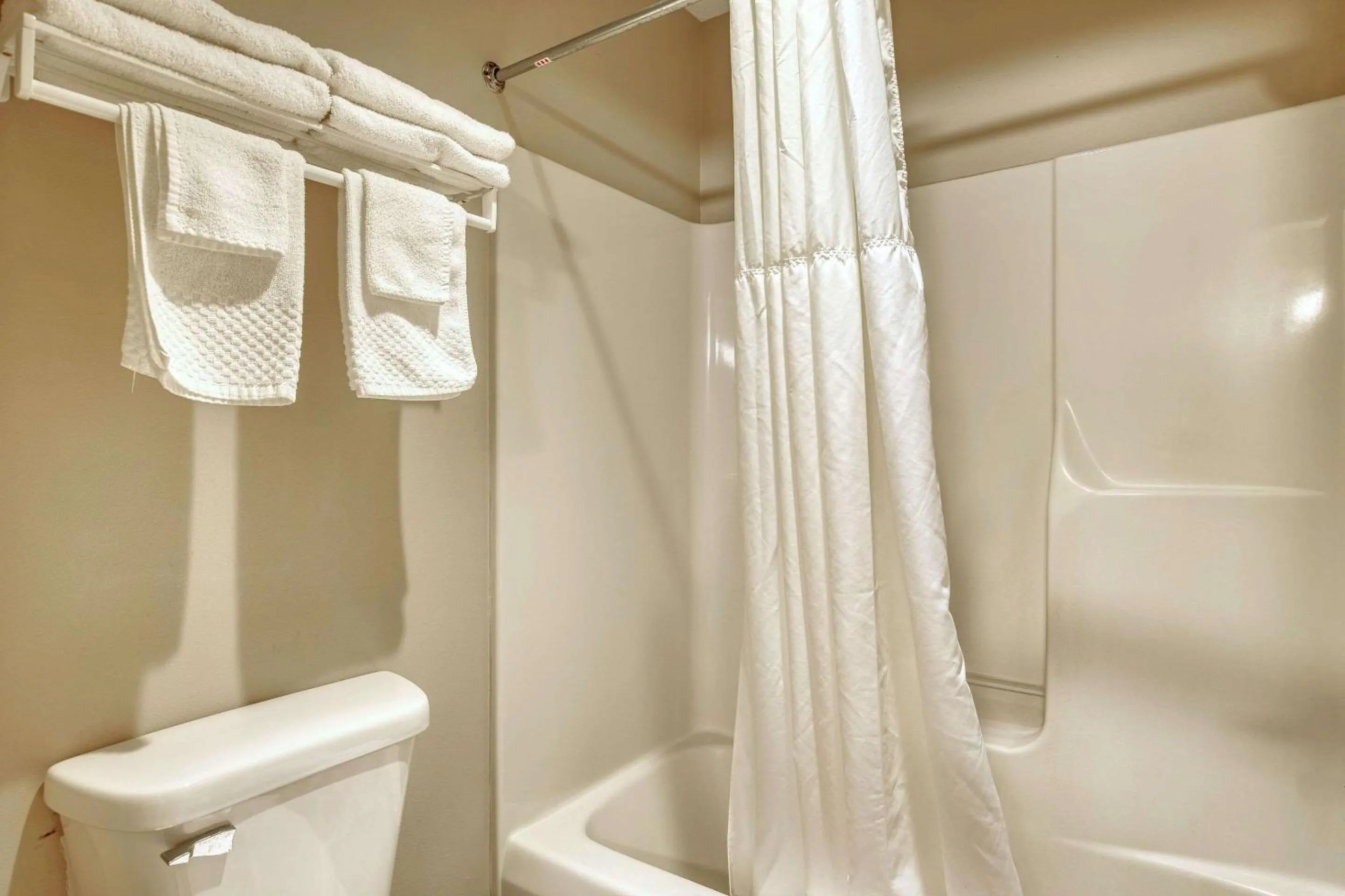 Bedroom in Econo Lodge Lake Mills