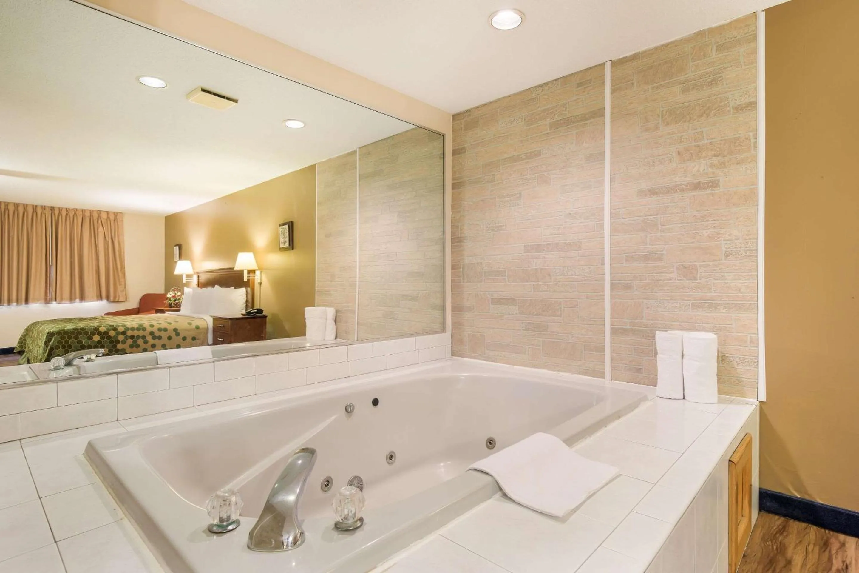 Bedroom, Bed in Econo Lodge Lake Mills