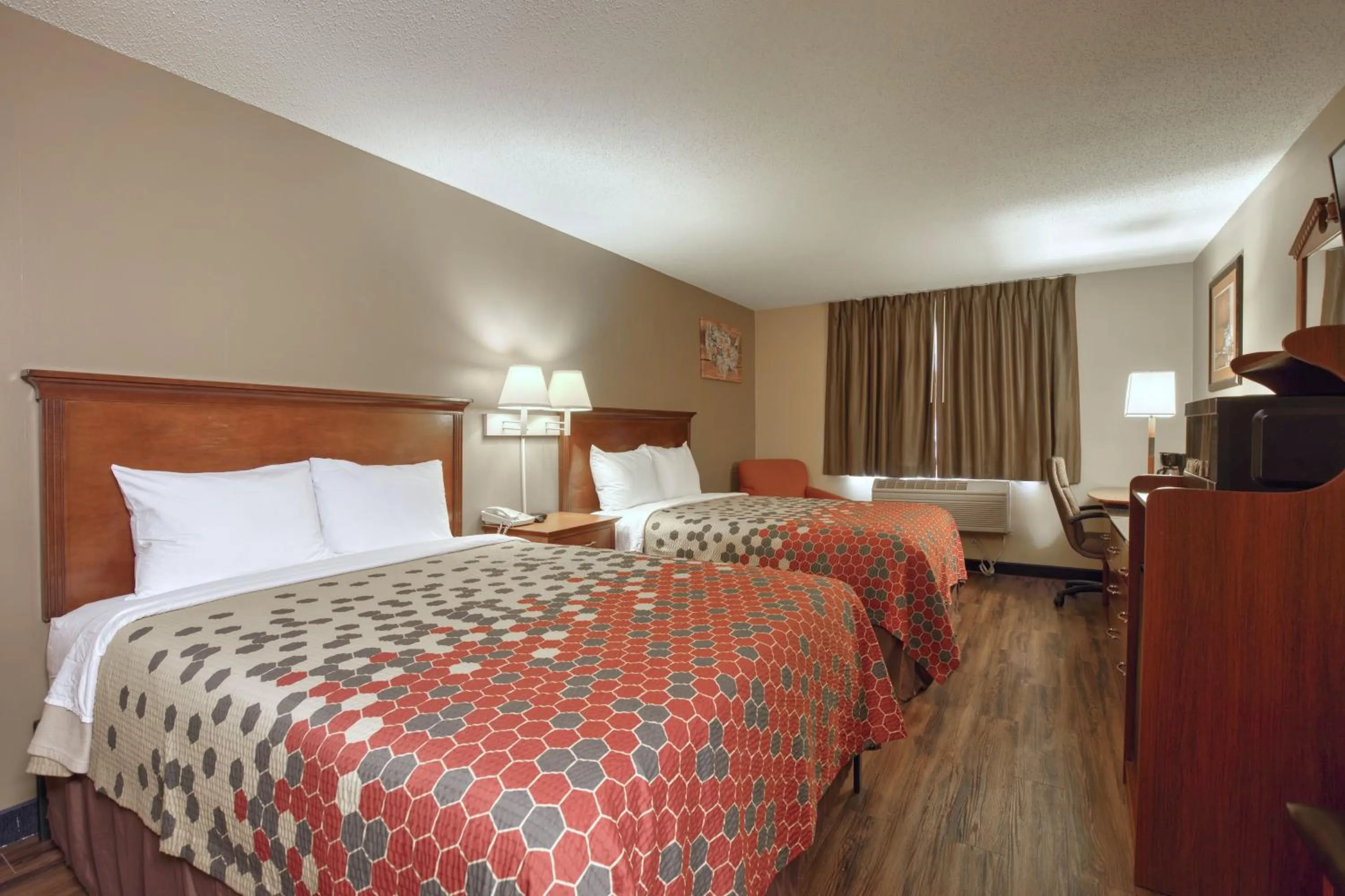 Photo of the whole room, Bed in Econo Lodge Lake Mills