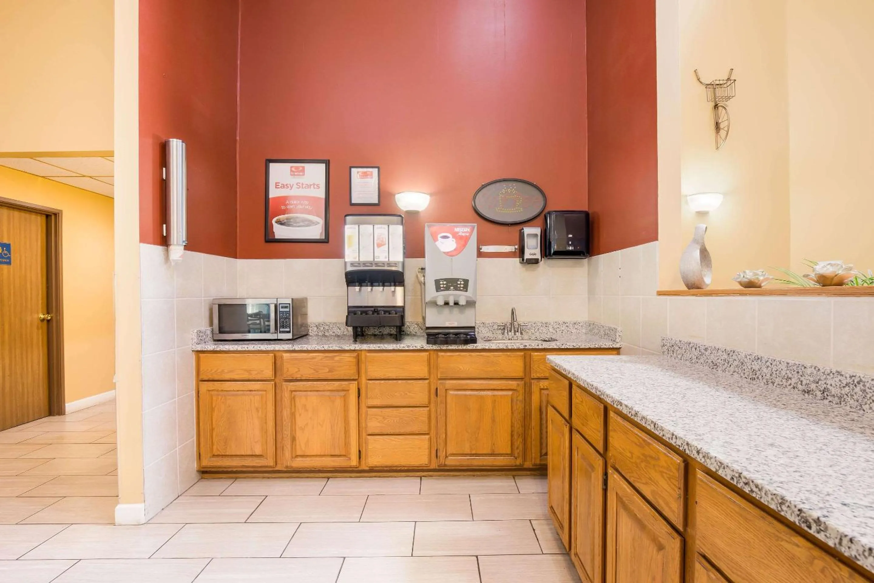 Restaurant/places to eat in Econo Lodge Lake Mills