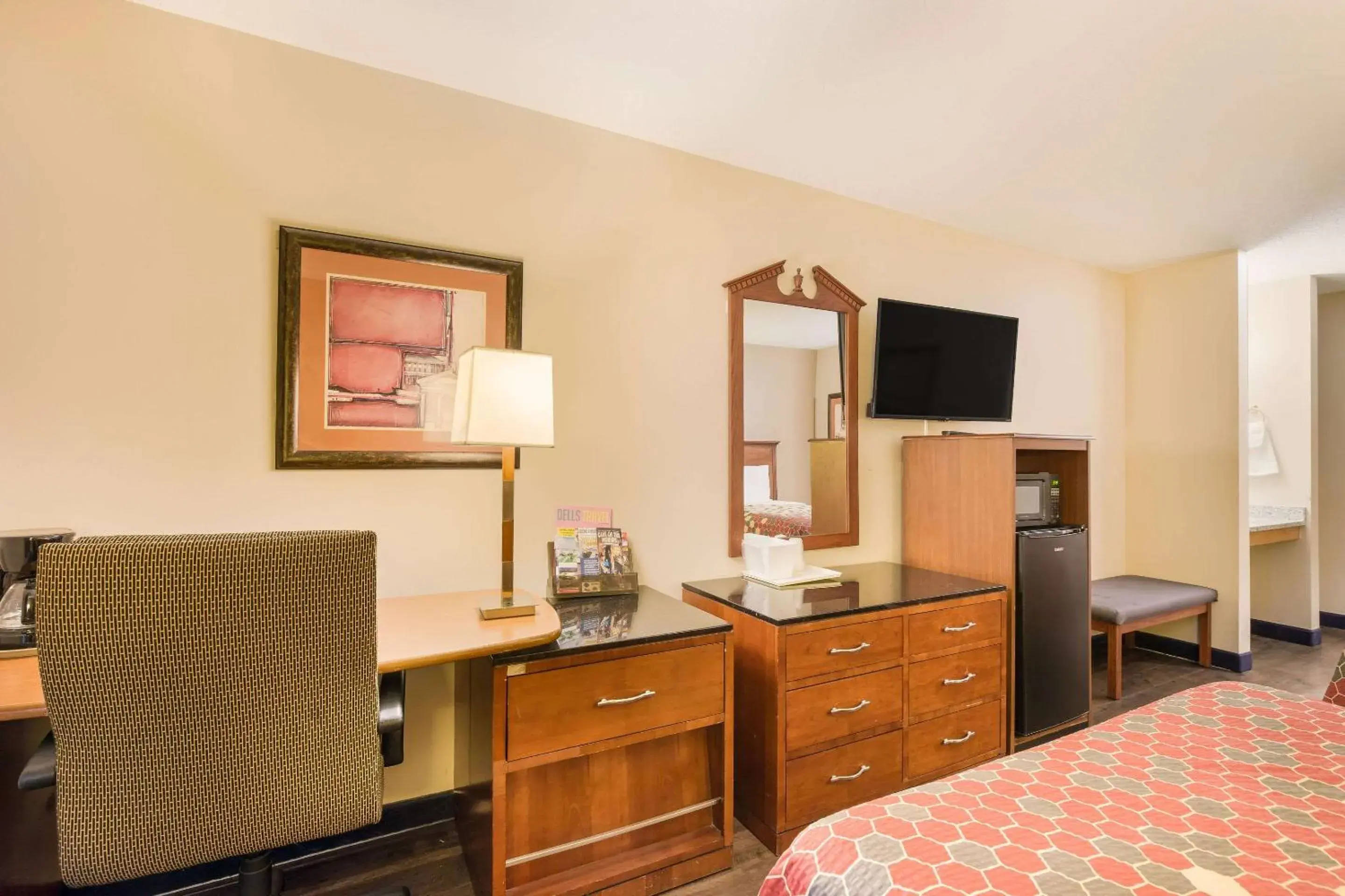 Photo of the whole room, Bed in Econo Lodge Lake Mills Photo of the whole room, Bed in Econo Lodge Lake Mills