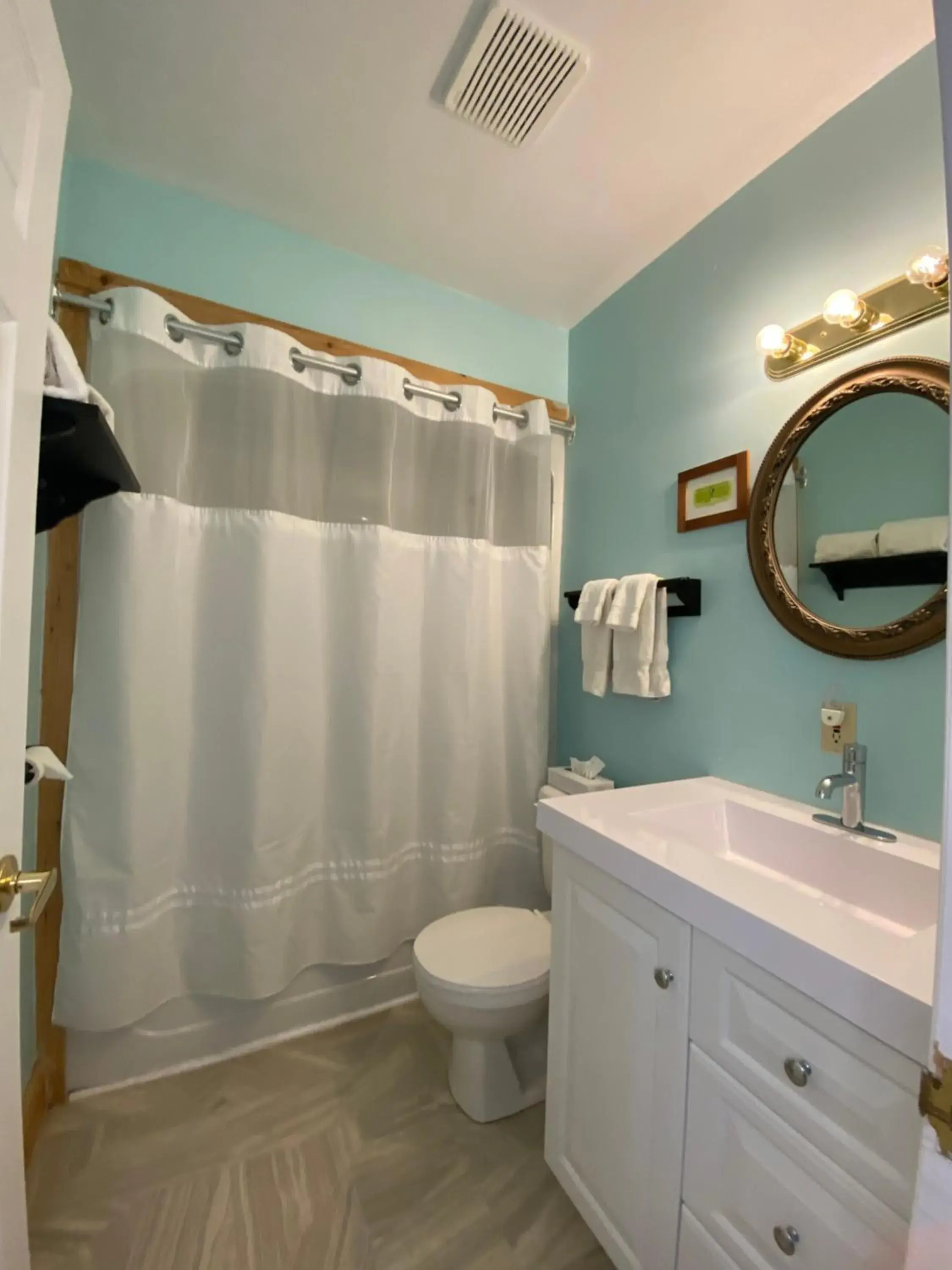 Queen Room - single occupancy in Timber House Resort Queen Room - single occupancy in Timber House Resort