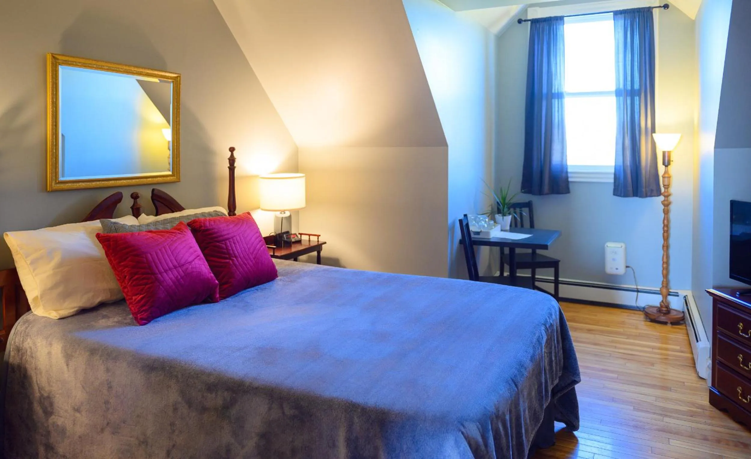 Bed in Ye Olde Argyler Lodge