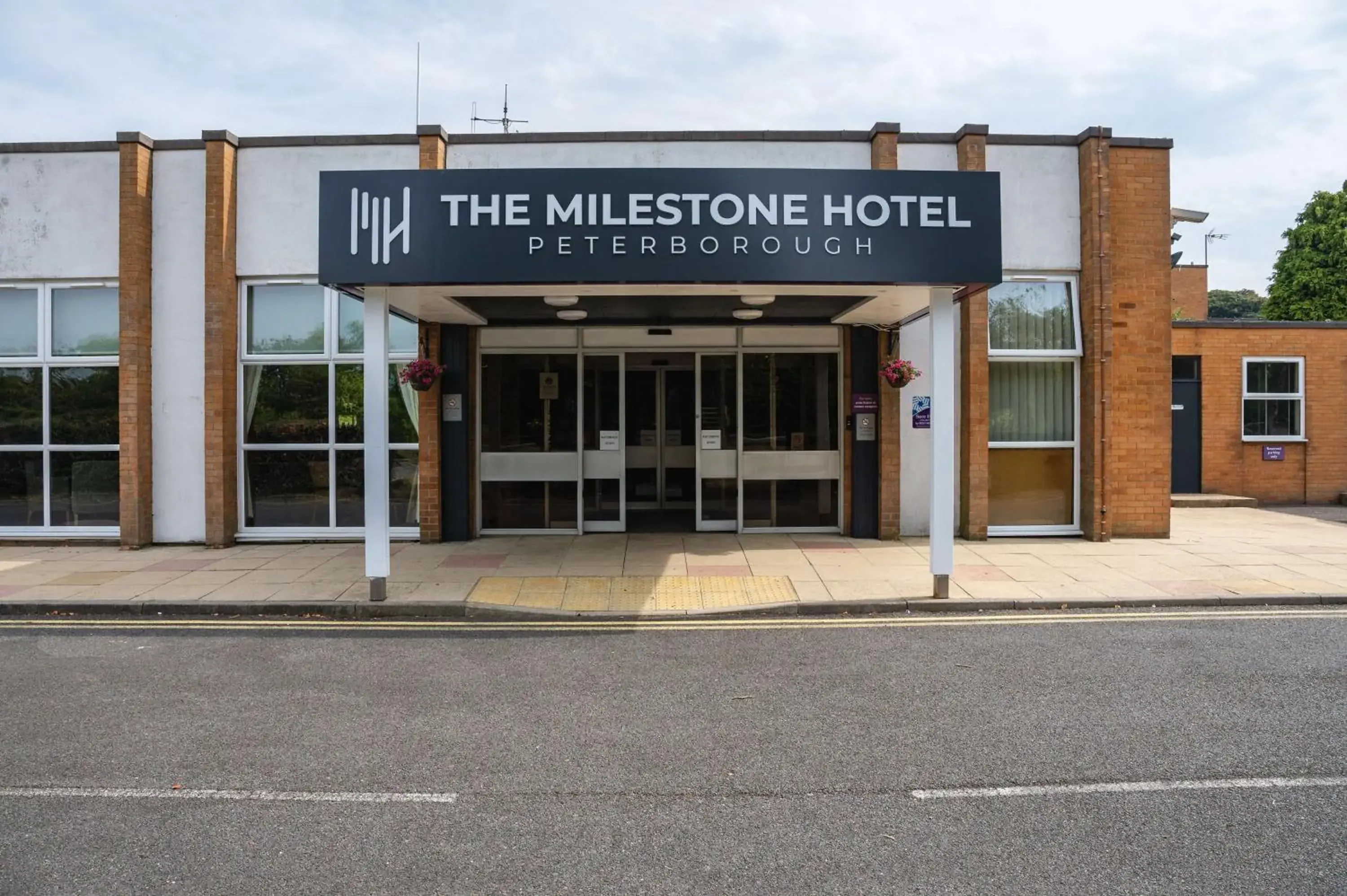 Property building in Milestone Peterborough Hotel A1M, Sure Hotel Collection by Best Western Property building in Milestone Peterborough Hotel A1M, Sure Hotel Collection by Best Western