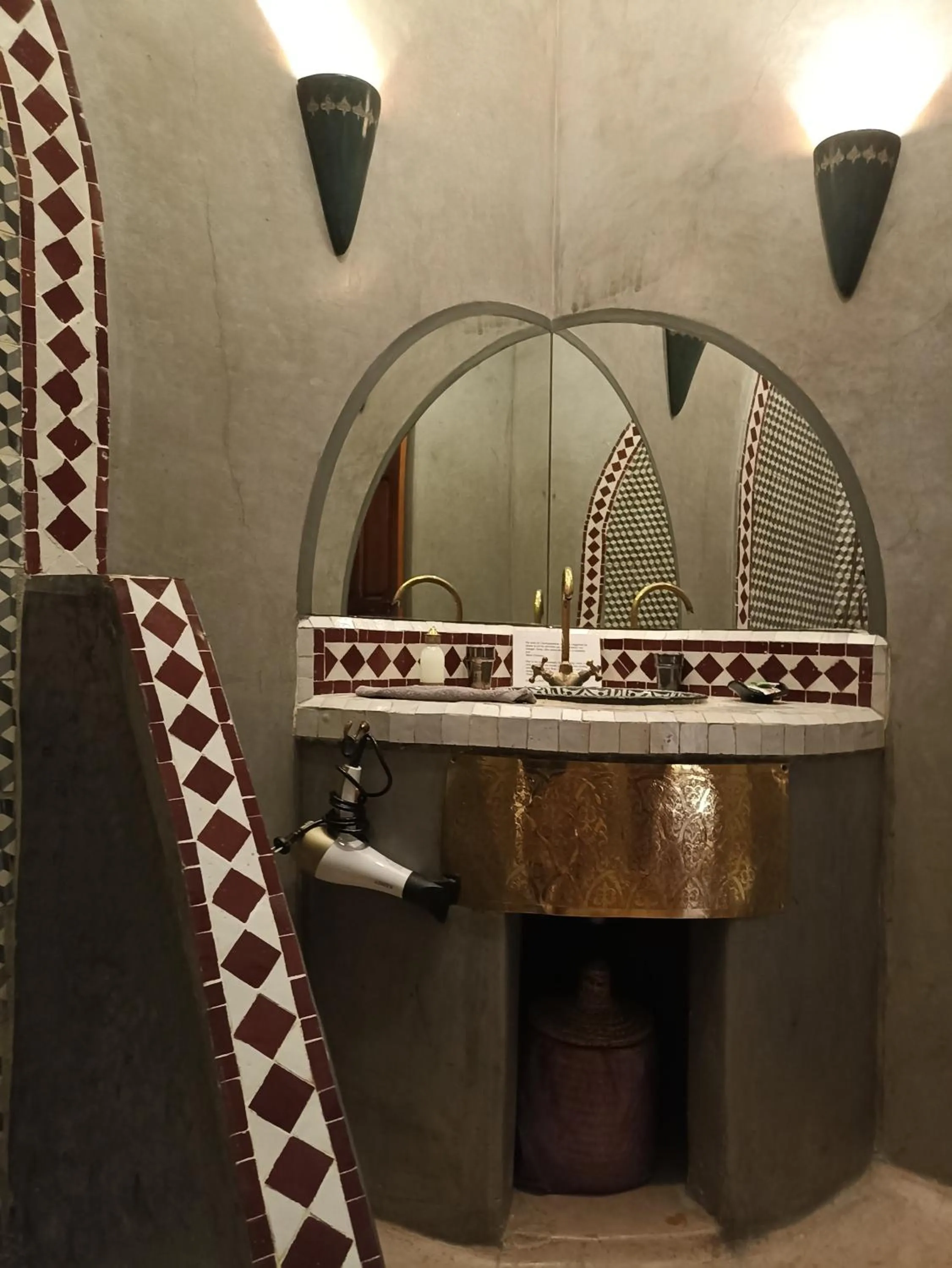 Shower in Dar Taliwint