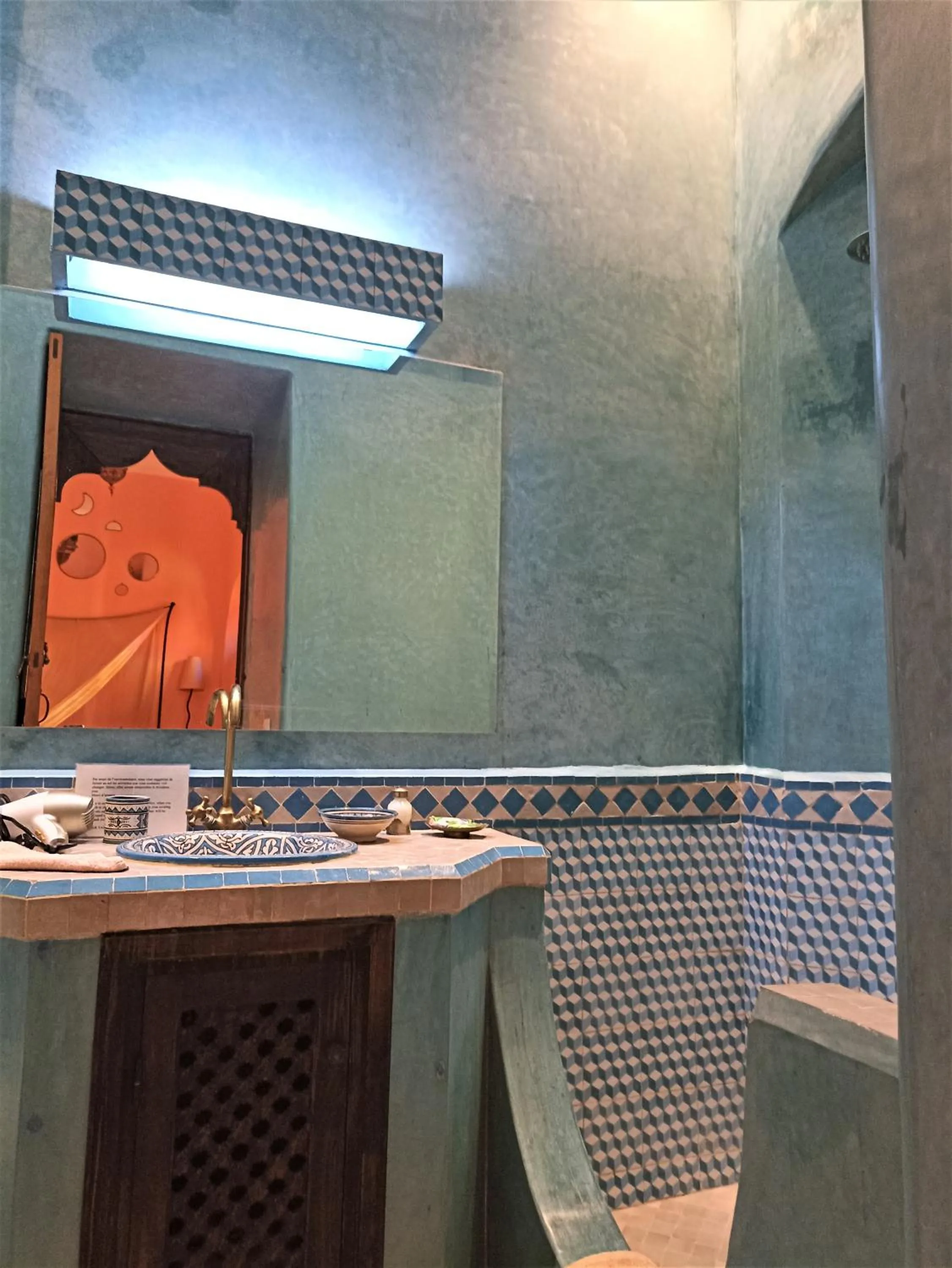 Shower in Dar Taliwint