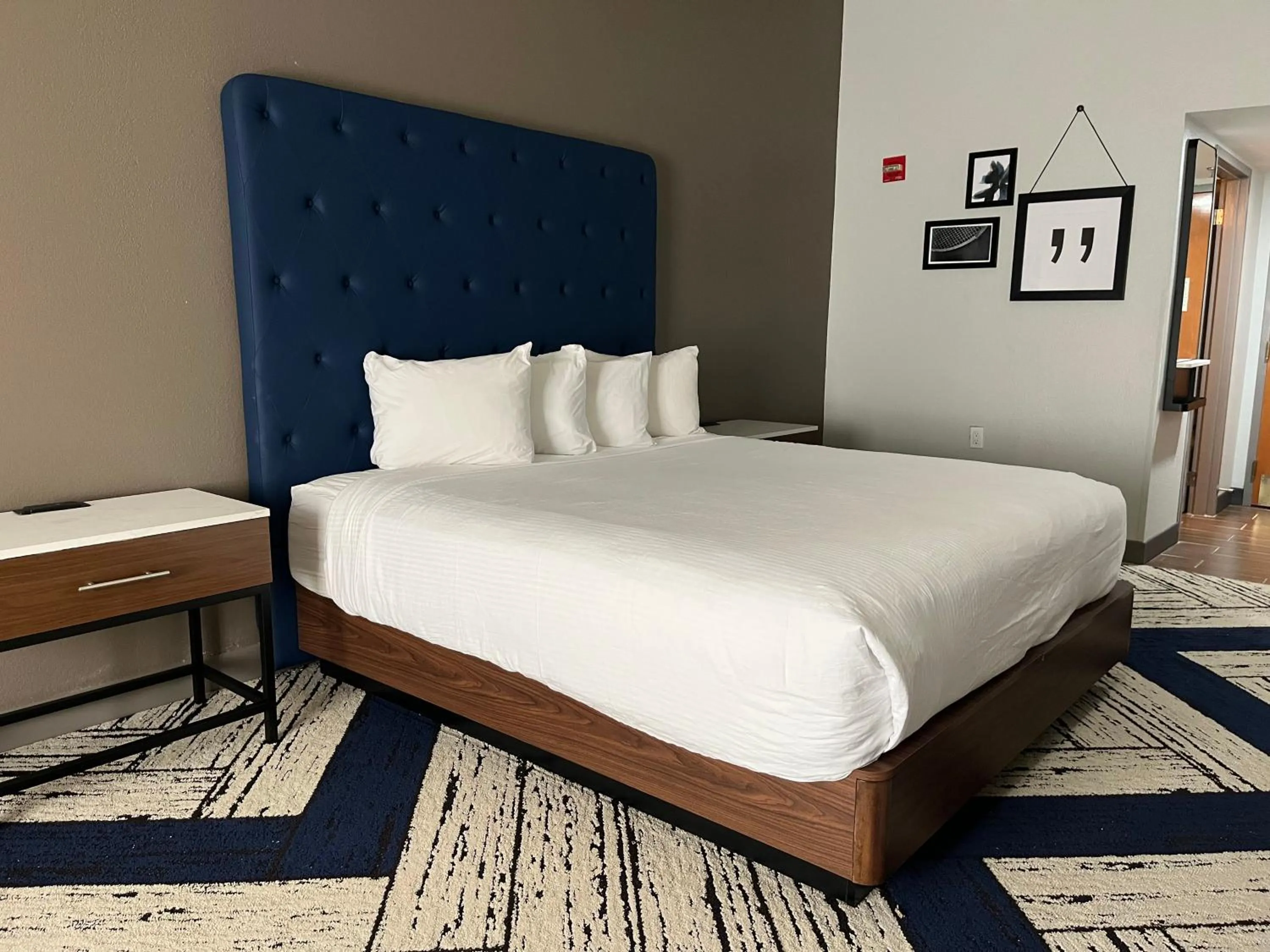 Photo of the whole room, Bed in Sky Point Hotel & Suites - Atlanta Airport