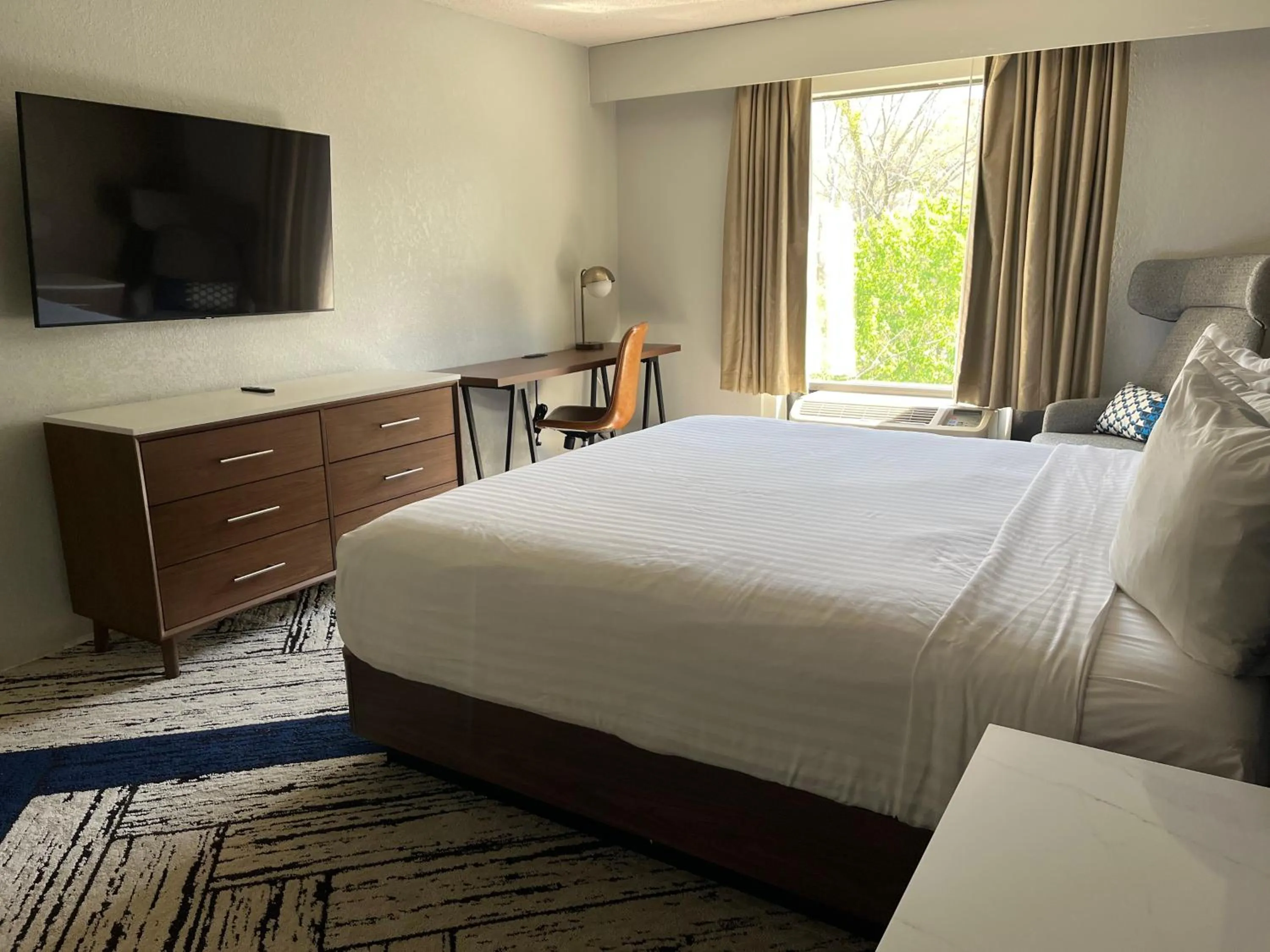 Photo of the whole room, Bed in Sky Point Hotel & Suites - Atlanta Airport