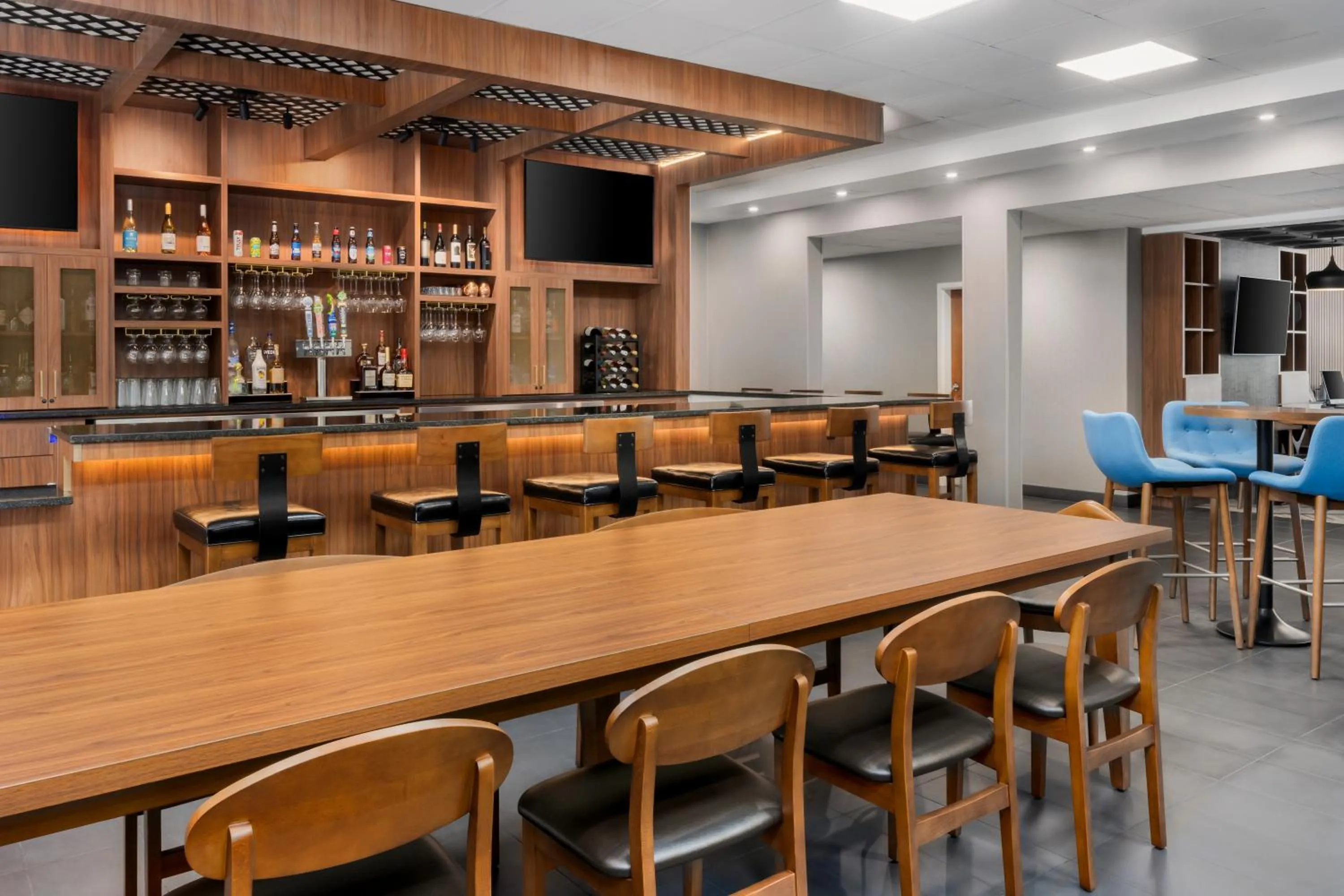 Lounge or bar in Four Points by Sheraton College Park Atlanta Airport