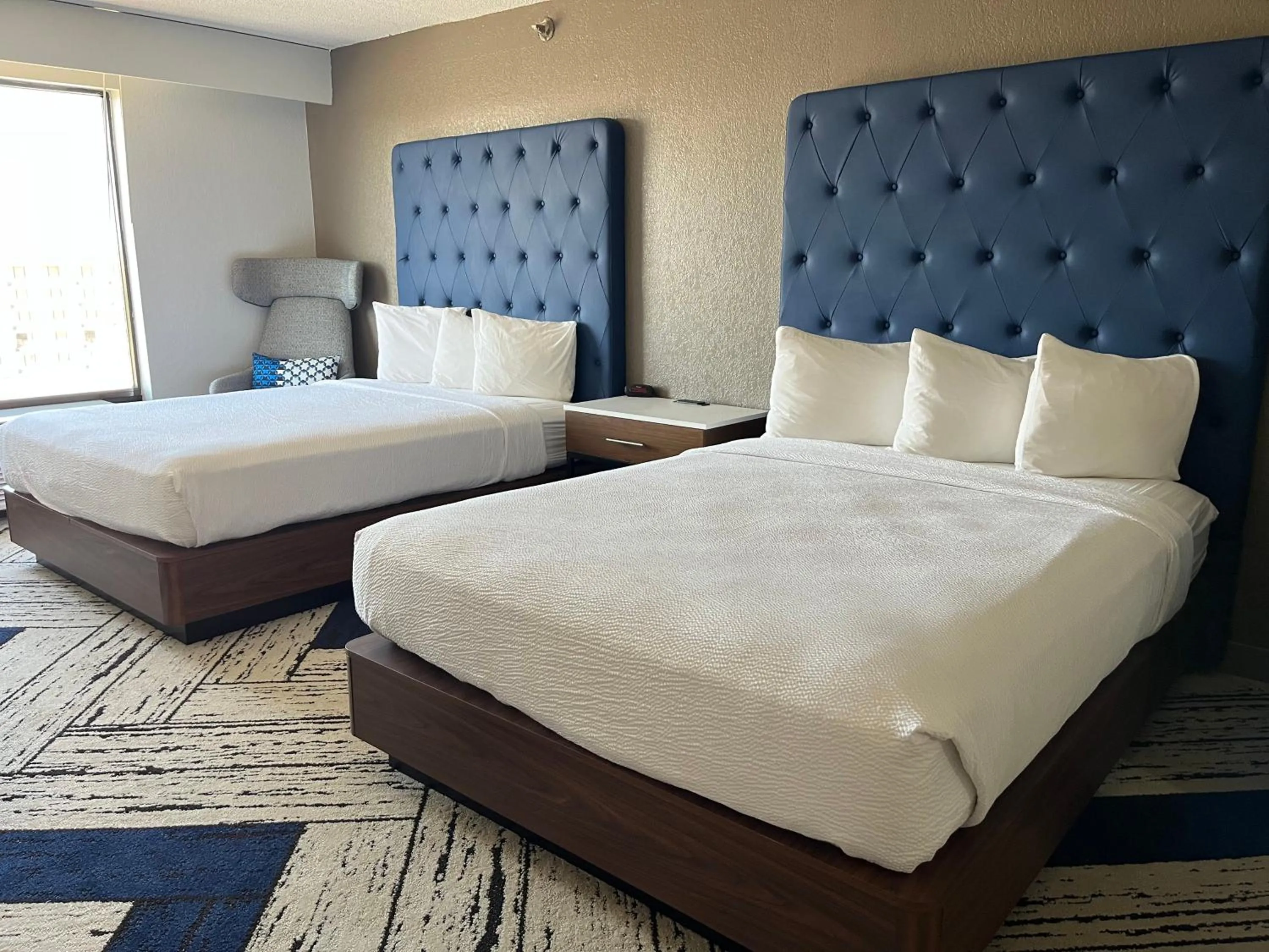 Photo of the whole room, Bed in Sky Point Hotel & Suites - Atlanta Airport