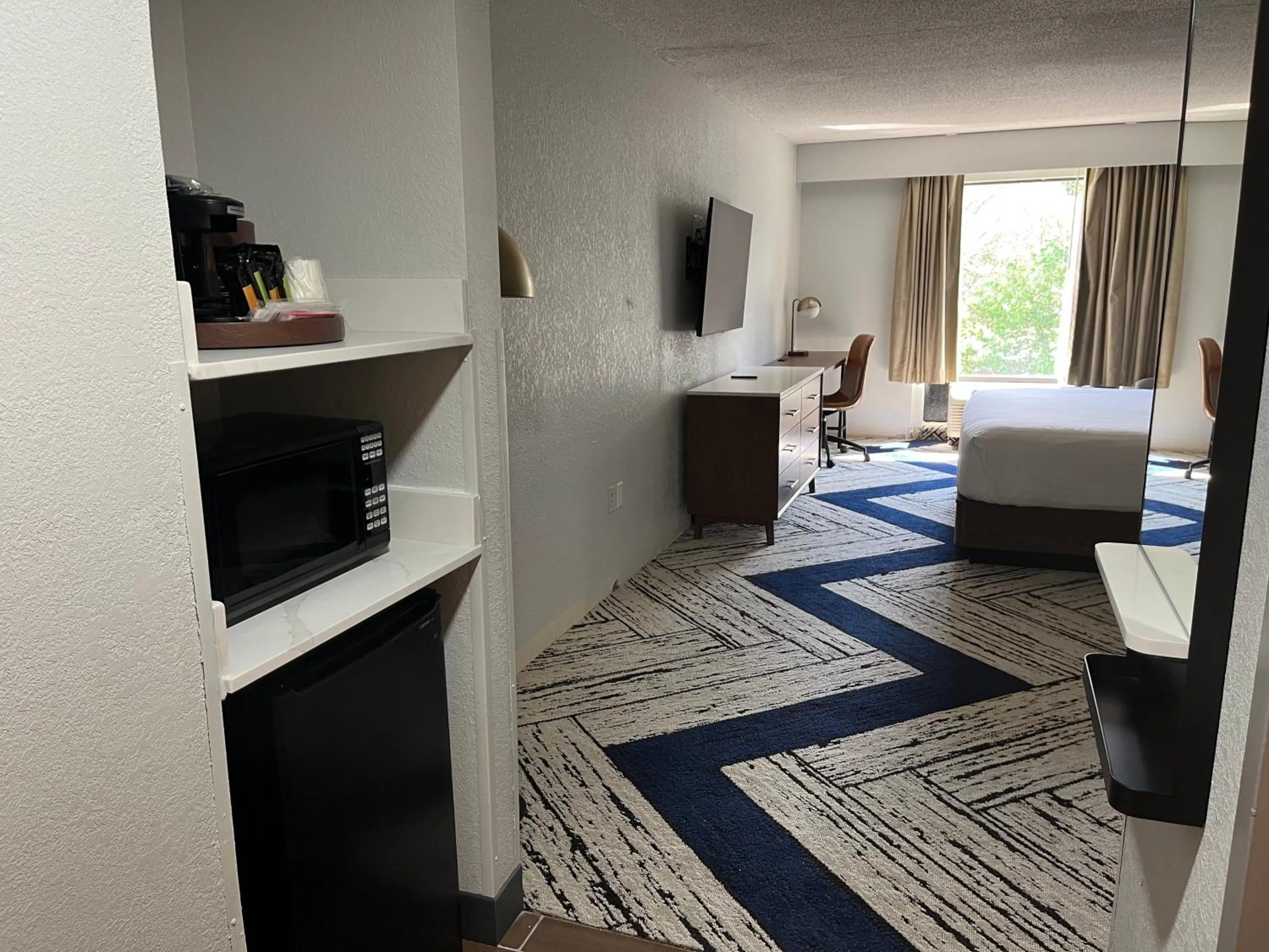 Photo of the whole room, Bed in Sky Point Hotel & Suites - Atlanta Airport