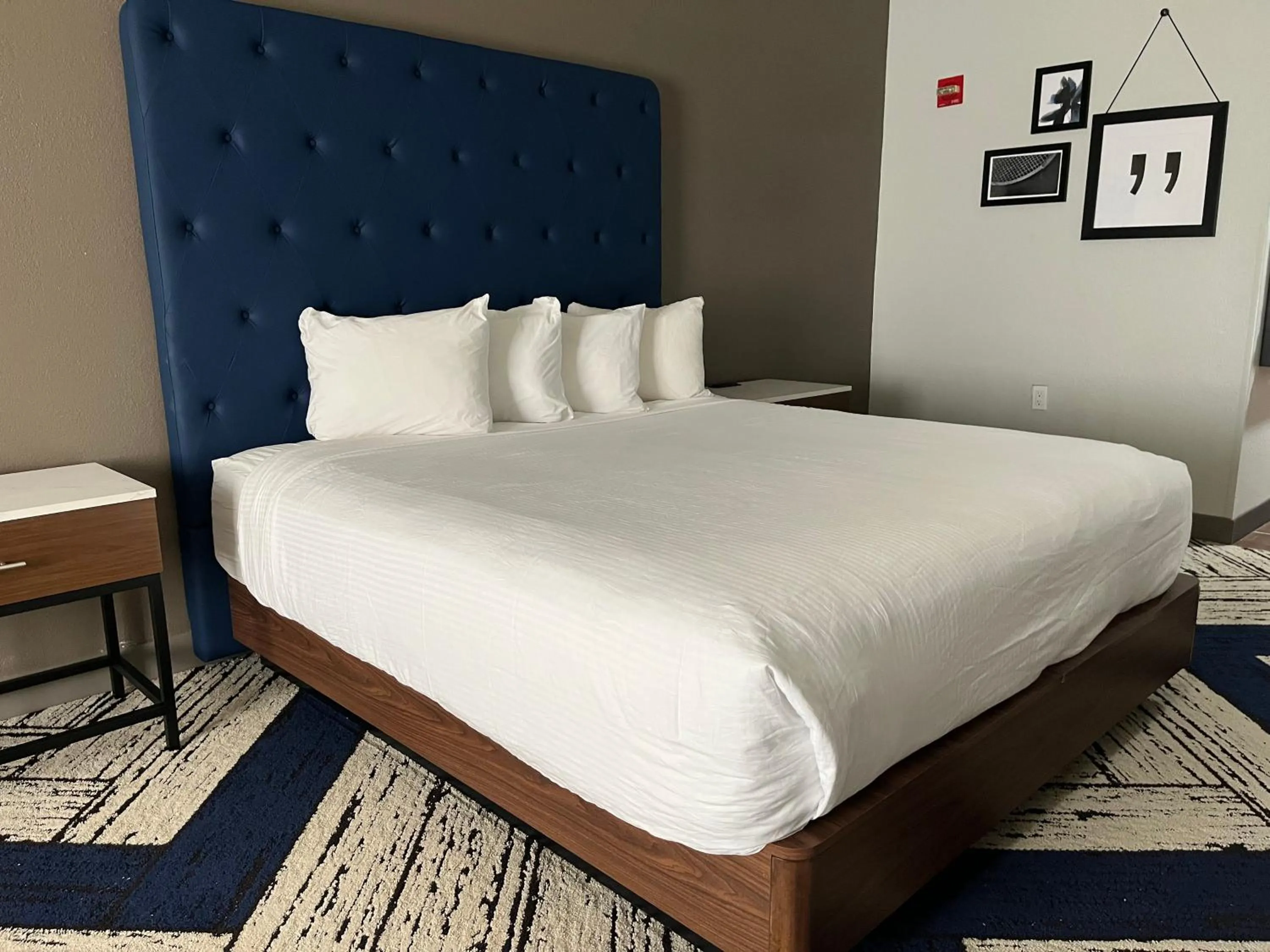 Photo of the whole room, Bed in Sky Point Hotel & Suites - Atlanta Airport