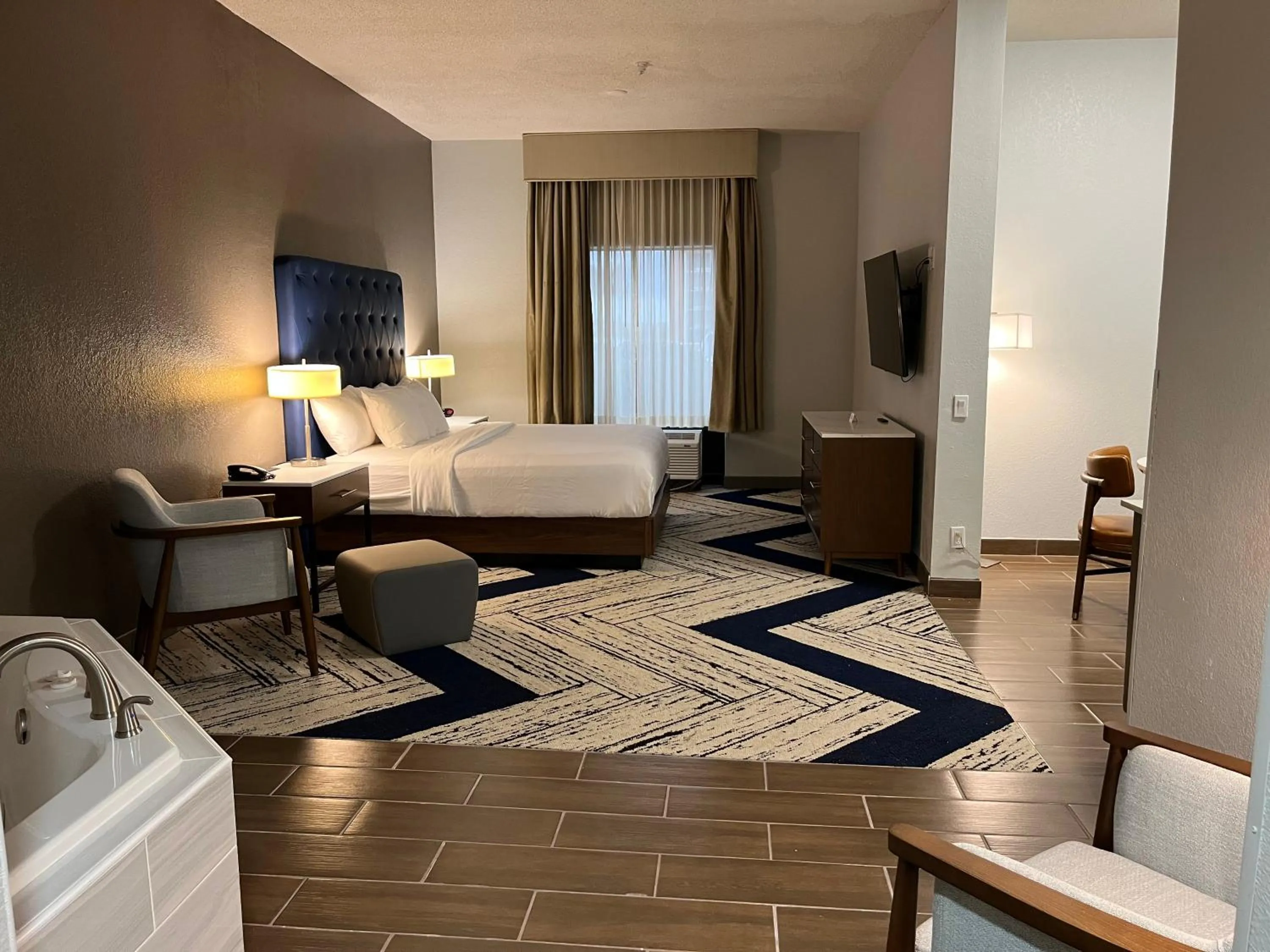 Photo of the whole room, Bed in Sky Point Hotel & Suites - Atlanta Airport