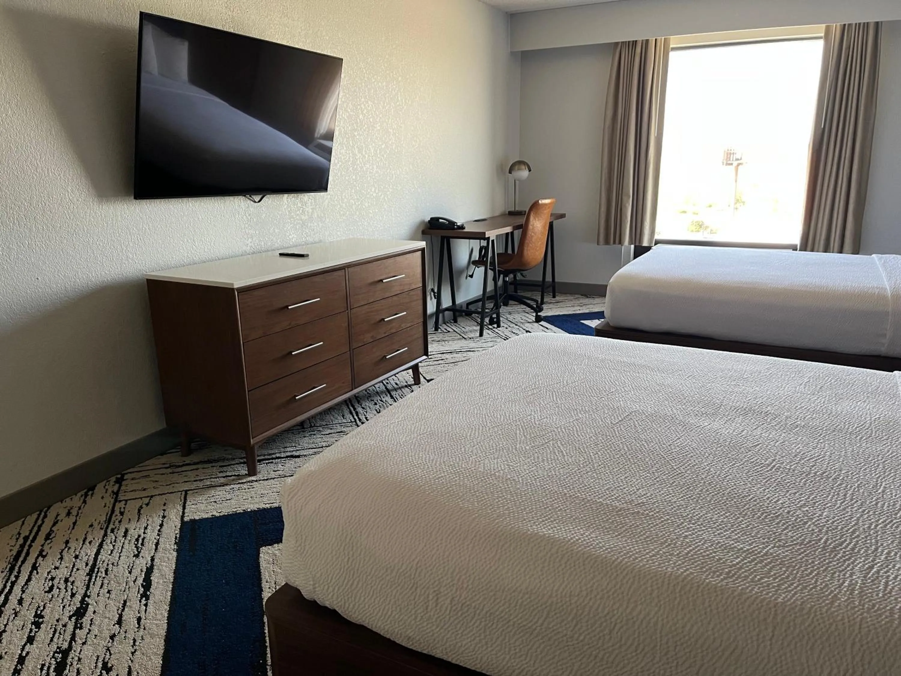 Photo of the whole room, Bed in Sky Point Hotel & Suites - Atlanta Airport