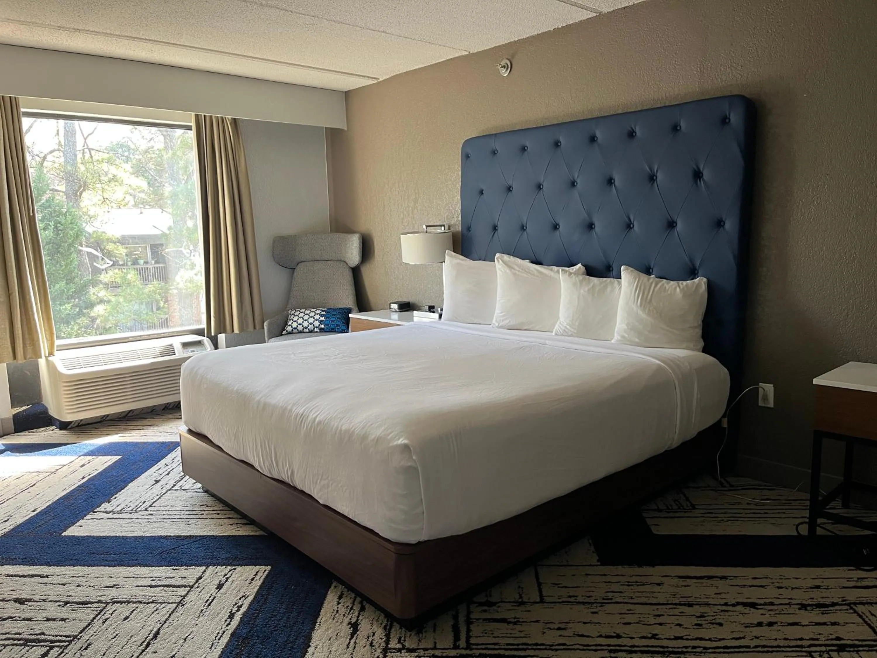 Photo of the whole room, Bed in Sky Point Hotel & Suites - Atlanta Airport