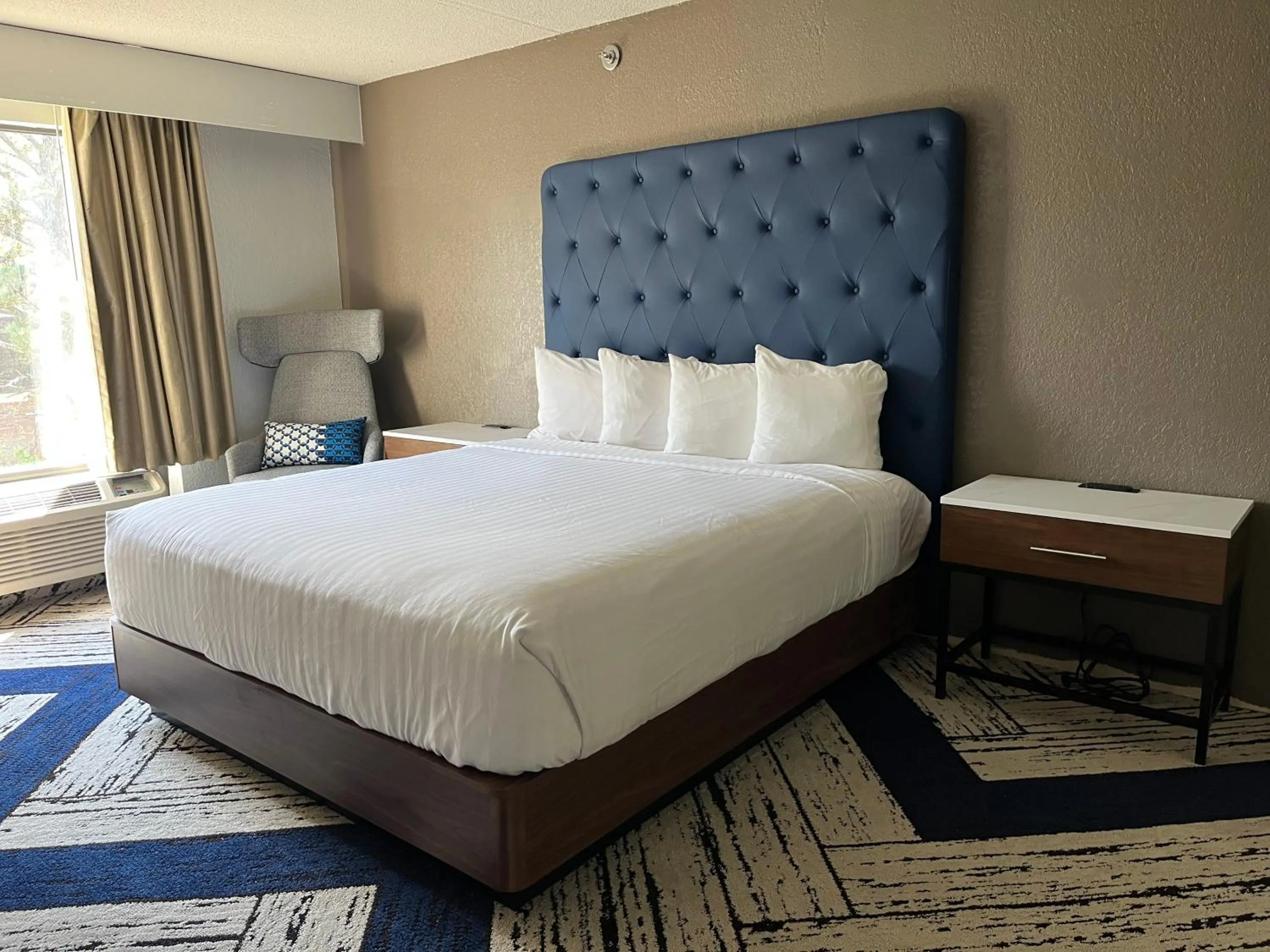 Photo of the whole room, Bed in Sky Point Hotel & Suites - Atlanta Airport
