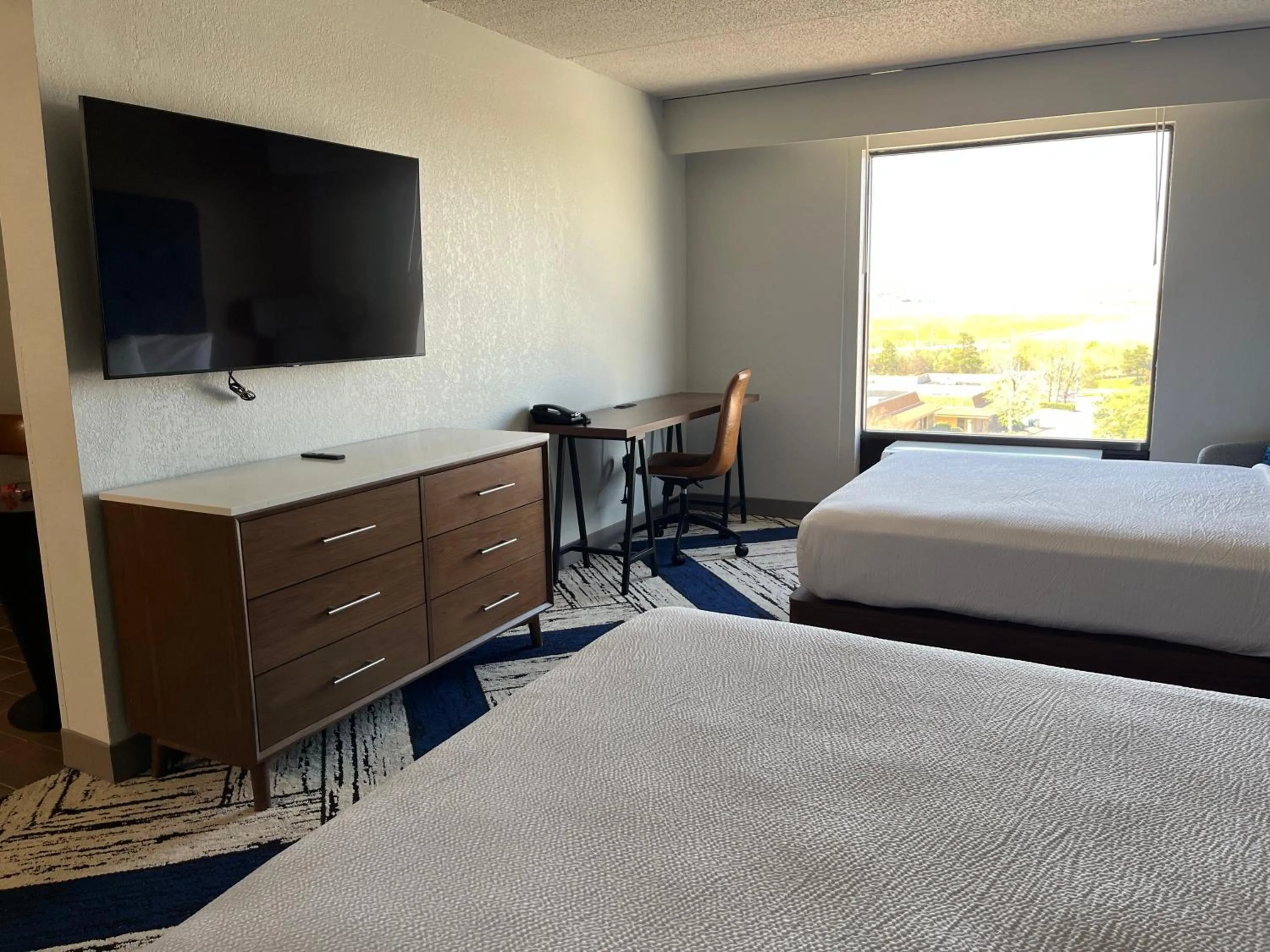 Photo of the whole room, Bed in Sky Point Hotel & Suites - Atlanta Airport