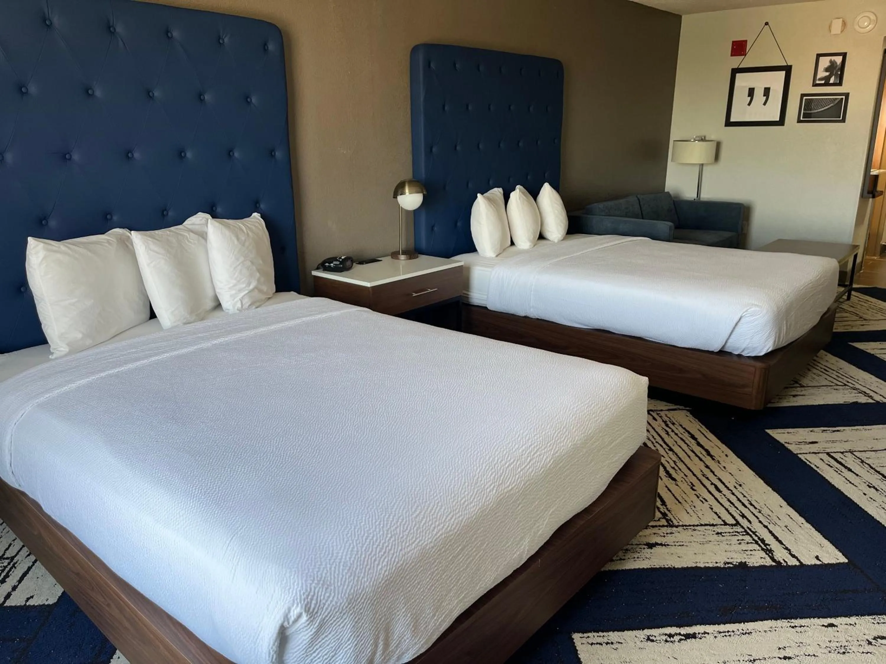 Photo of the whole room, Bed in Sky Point Hotel & Suites - Atlanta Airport