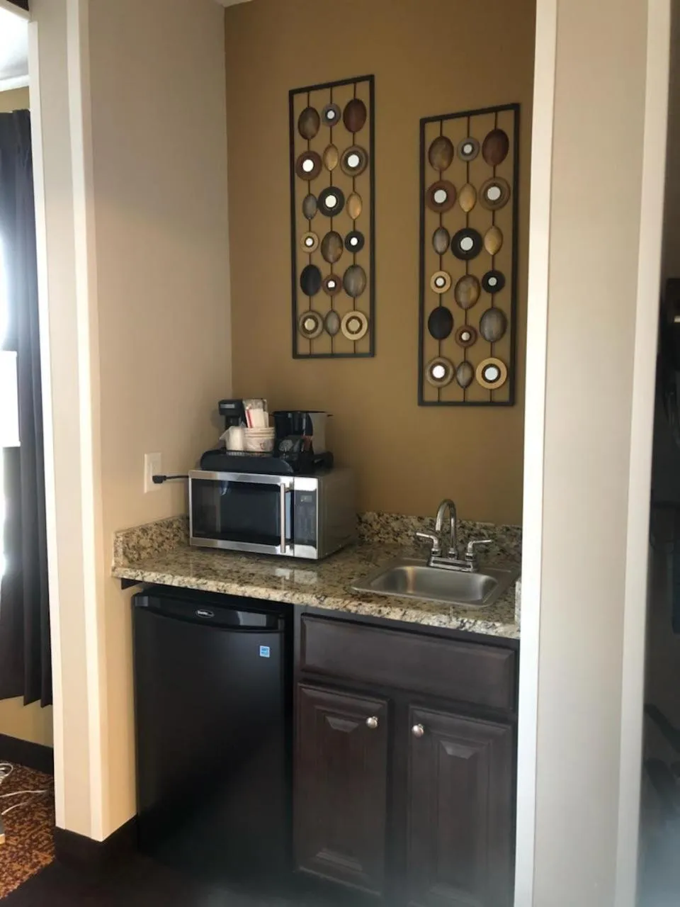 microwave in Stonebrook Lodge Murphy